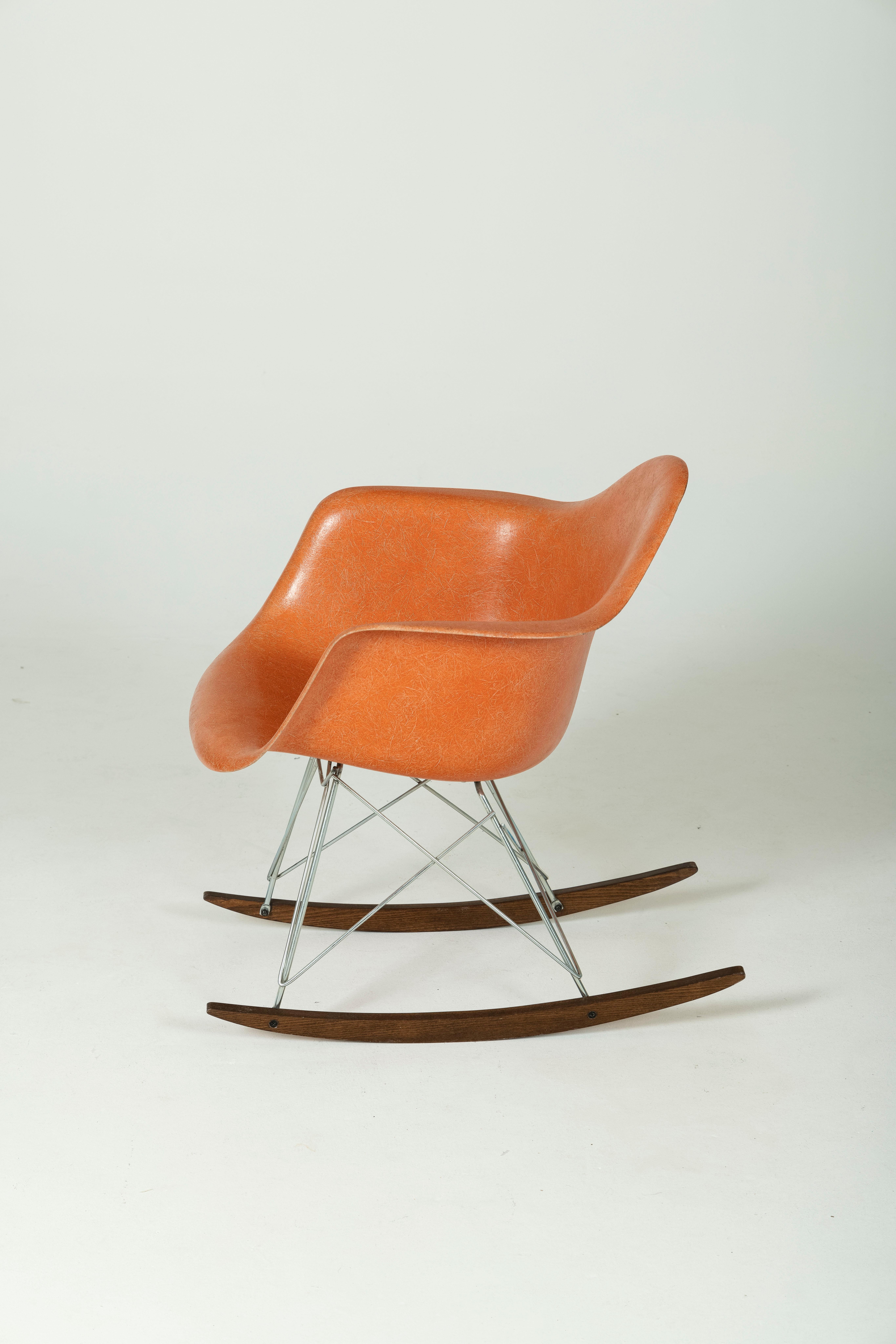 20ième siècle Chaise à bascule Charles & Ray Eames pour Herman Miller en vente