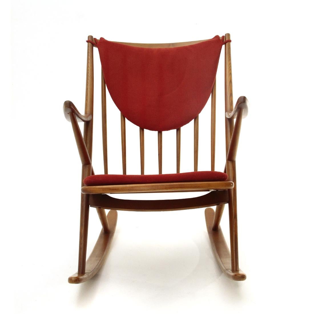 Rocking chair of Danish manufacture produced in the 1960s by Bramin to a design by Frank Reenskaug.
Solid wood structure.
Padded and lined cushions in red fabric on the seat and back.
Good general conditions, some signs due to normal use over