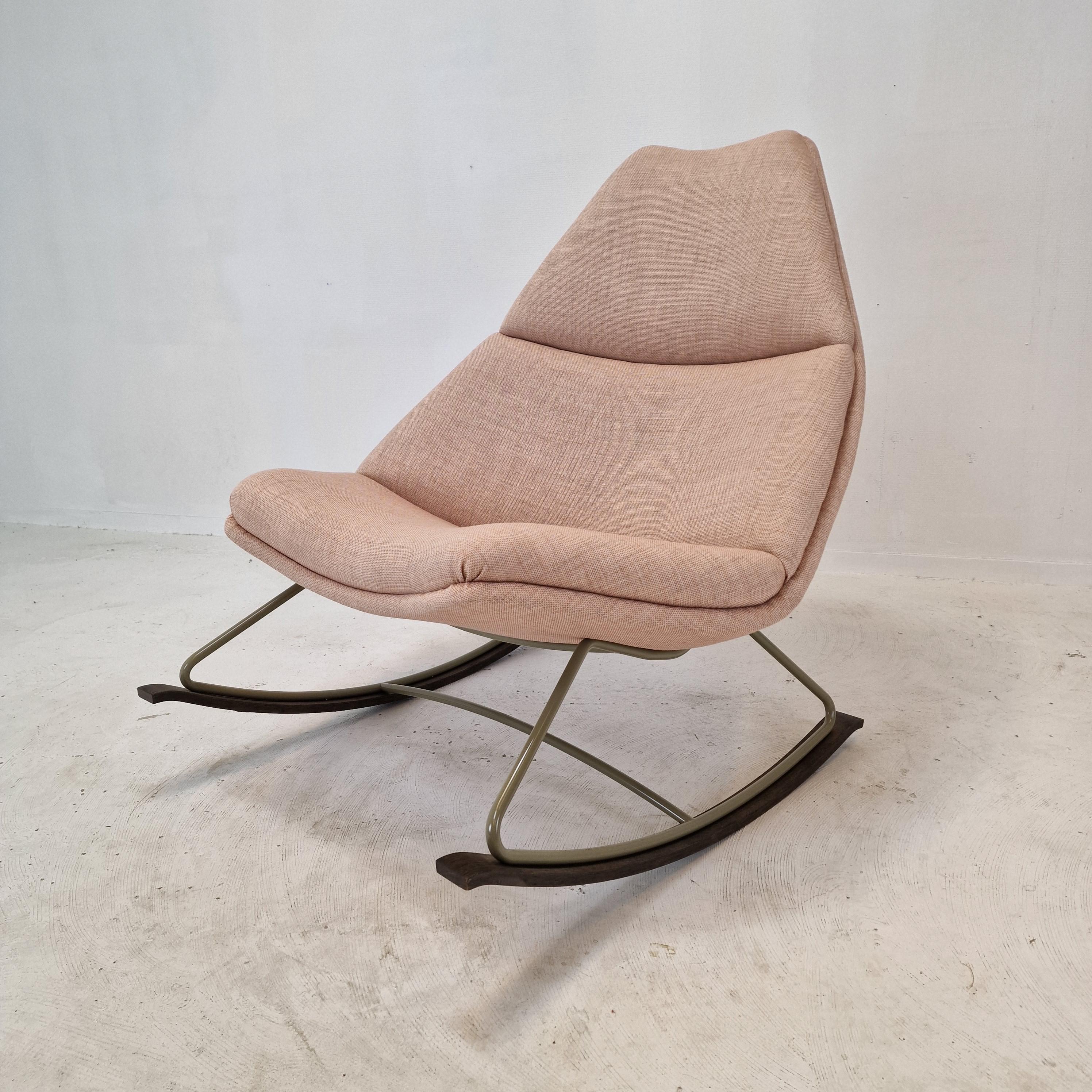 Very comfortable Rocking Chair, manufactured by Artifort and designed by Geoffrey Harcourt in the 60's. 

This particular chair is manufactured in 2022.

The fabric and the foam are in perfect condition.
It is reupholstered with high quality