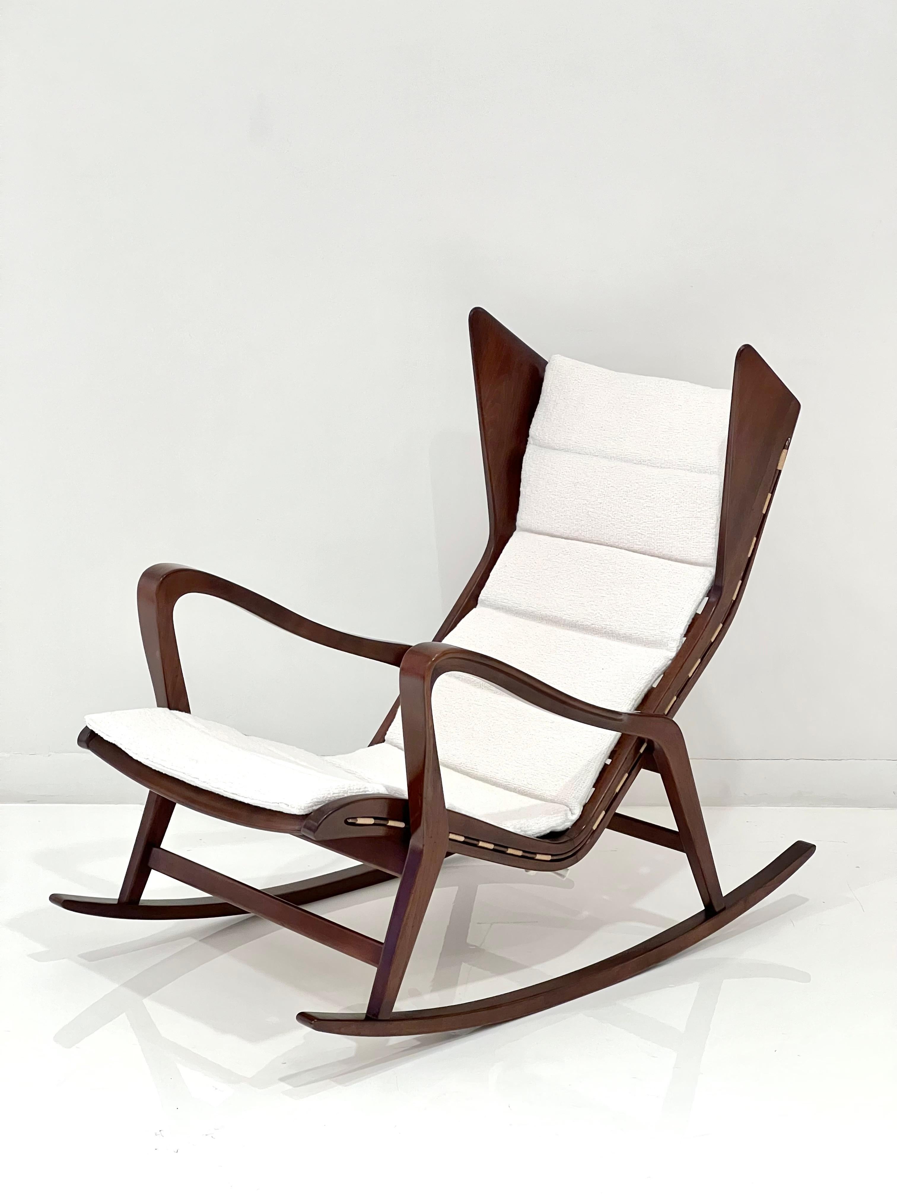 Chaise à bascule en noyer dans le style de Gio Ponti, fabriquée par Cassina. Italie, années 1960.
Nouvellement retapissé avec le coussin d'origine de style cannelé.