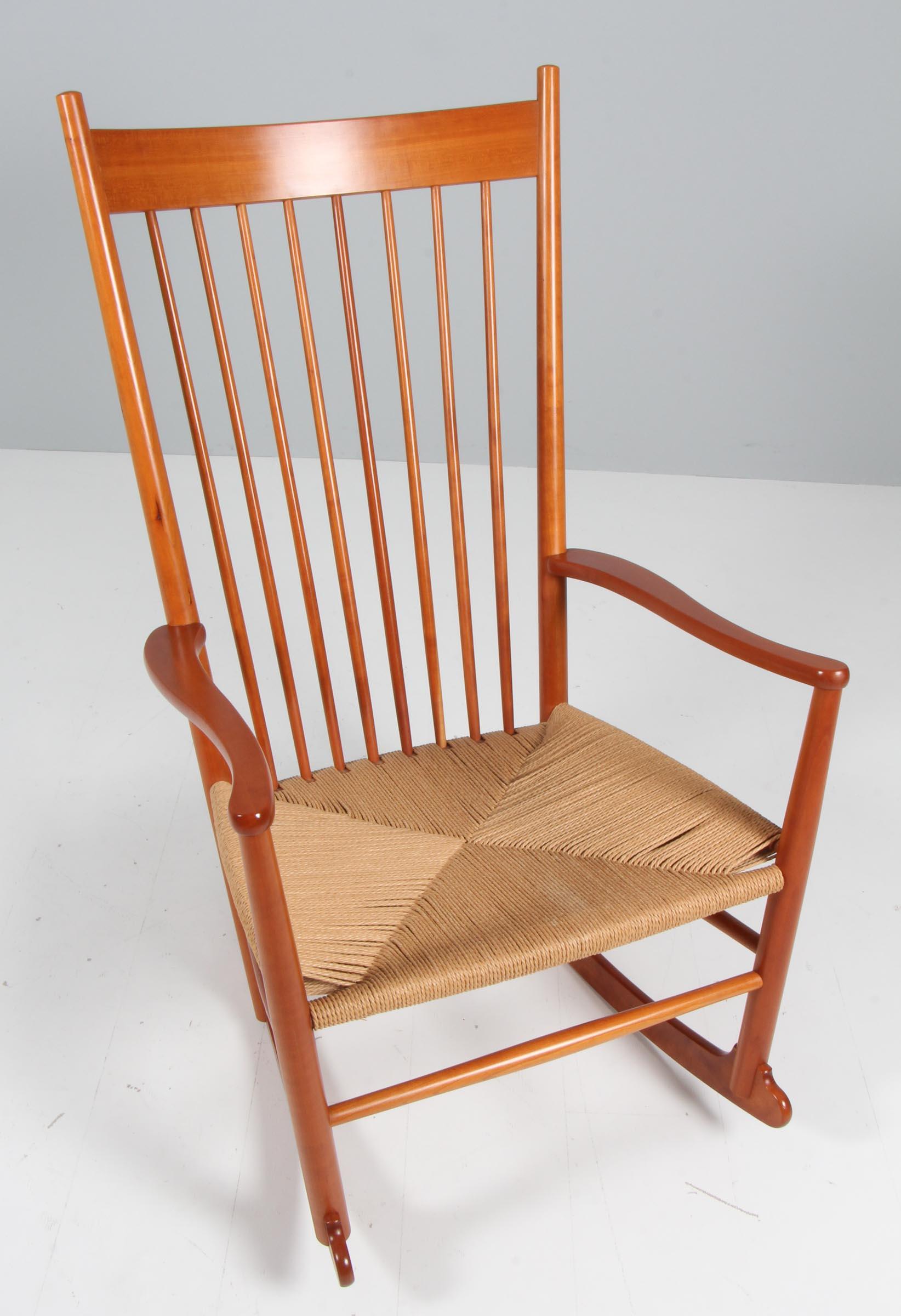 Hans J. Wegner rocking chair with frame of cherry.

Seat made of papercord.

Model J16    