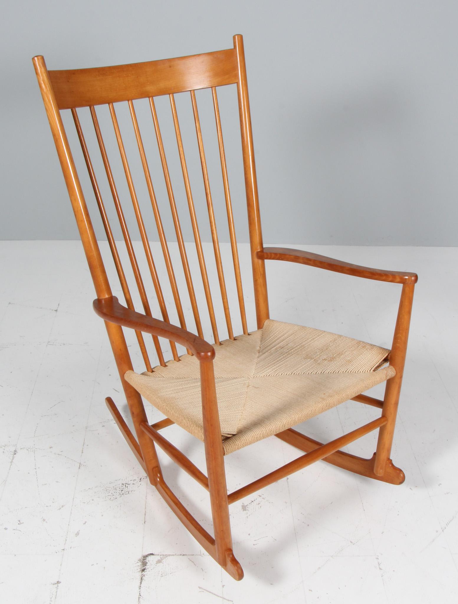 Hans J. Wegner rocking chair with frame of cherry.

Seat made of papercord.

Model J16    