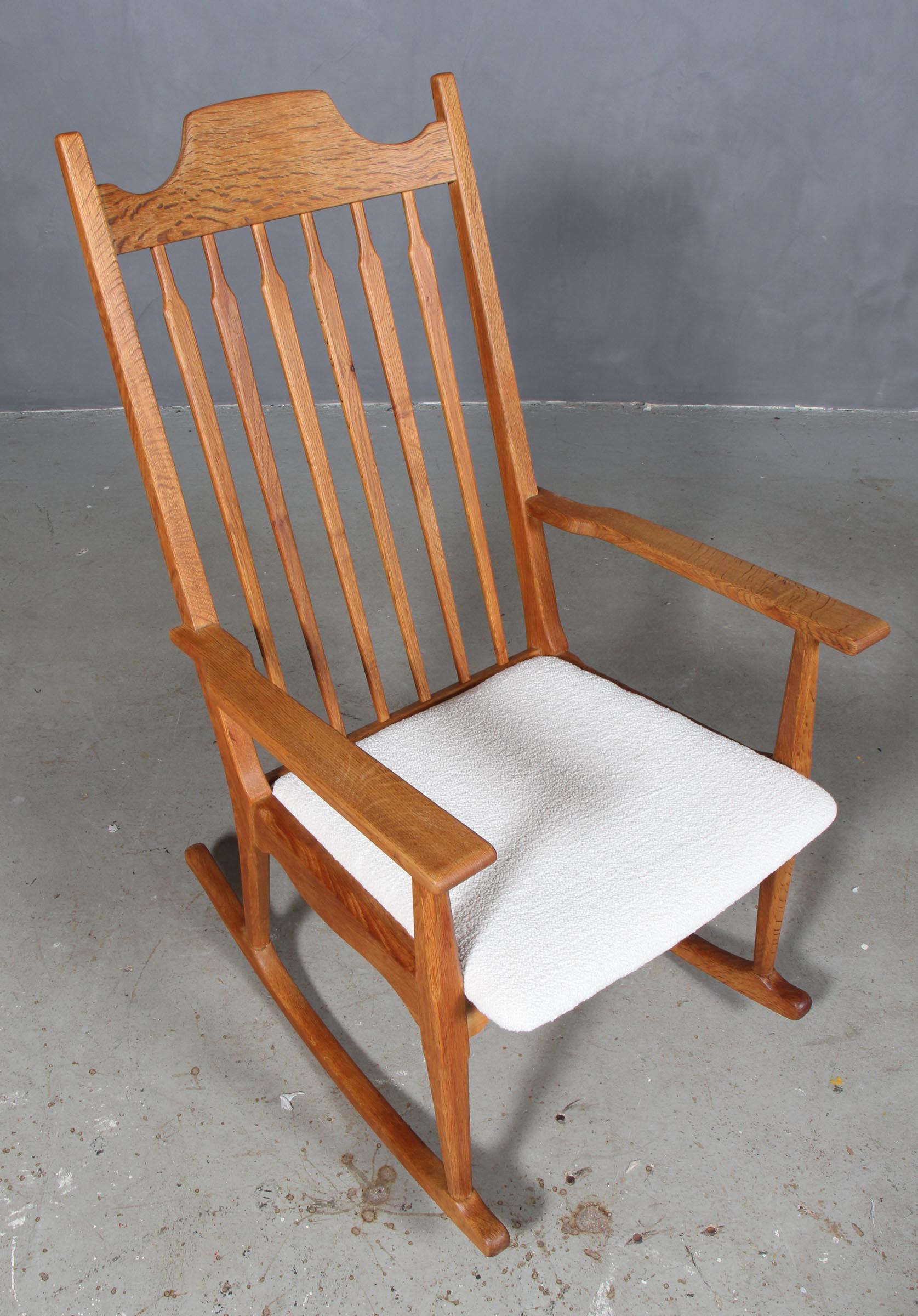 Rocking chair by Henning Kjærnulf new upholstered with white Boucle

Refreshing design with bold Baroque coming together nicely with mid-century modernism.

Model: Razorblade

Made by EG Møbler in the 1960s-1970s.
  