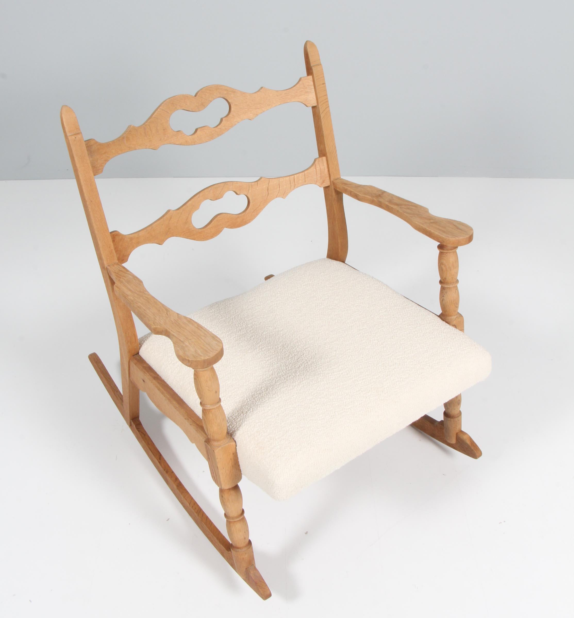 Rocking chair by Henning Kjærnulf, made of oak and new upholstered with boucle fabric. 

Refreshing design with bold Baroque coming together nicely with midcentury modernism.

Model: Razorblade

Made by EG møbler in the 1960s-1970s.
  