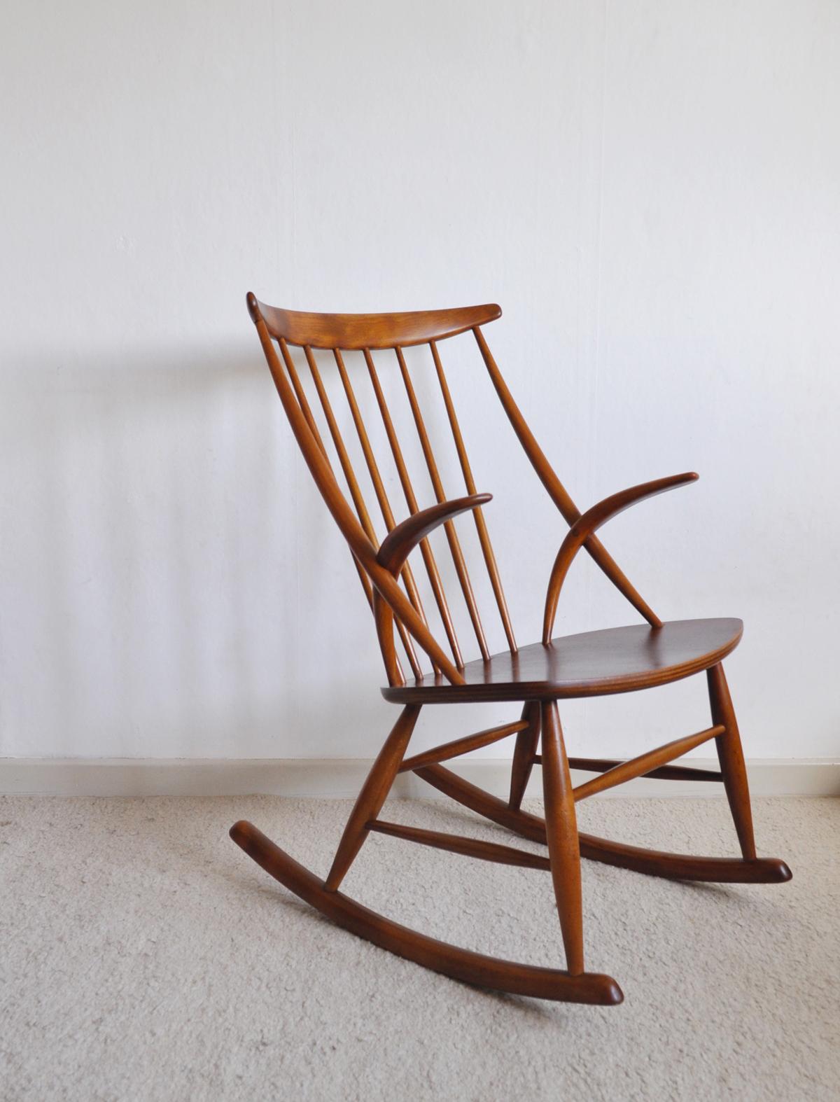 Beautiful organically shaped rocking chair designed by Illum Wikkelsø in 1958-1959 for Niels Eilersen Møbler, Denmark.

The chair is made in beechwood and mahogany. Gently restored.
