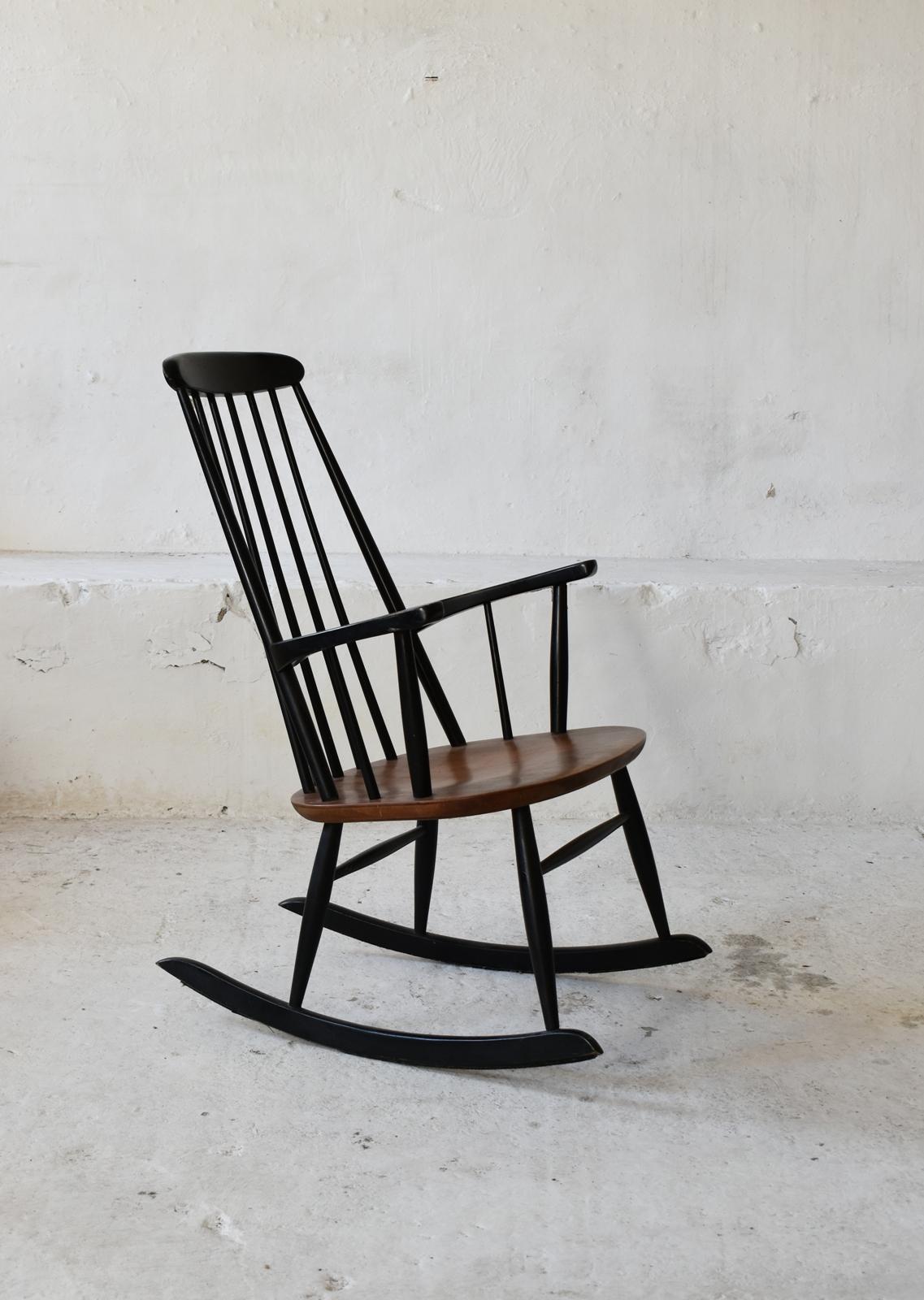 Ein schöner Scandinavian Modern Schaukelstuhl, entworfen von Ilmari Tapiovaara und hergestellt von Asko in Finnland in den 1960er Jahren. Die hohe Spindelrückenlehne und die schlanken, geschwungenen Armlehnen verleihen dem Stuhl seine elegante und