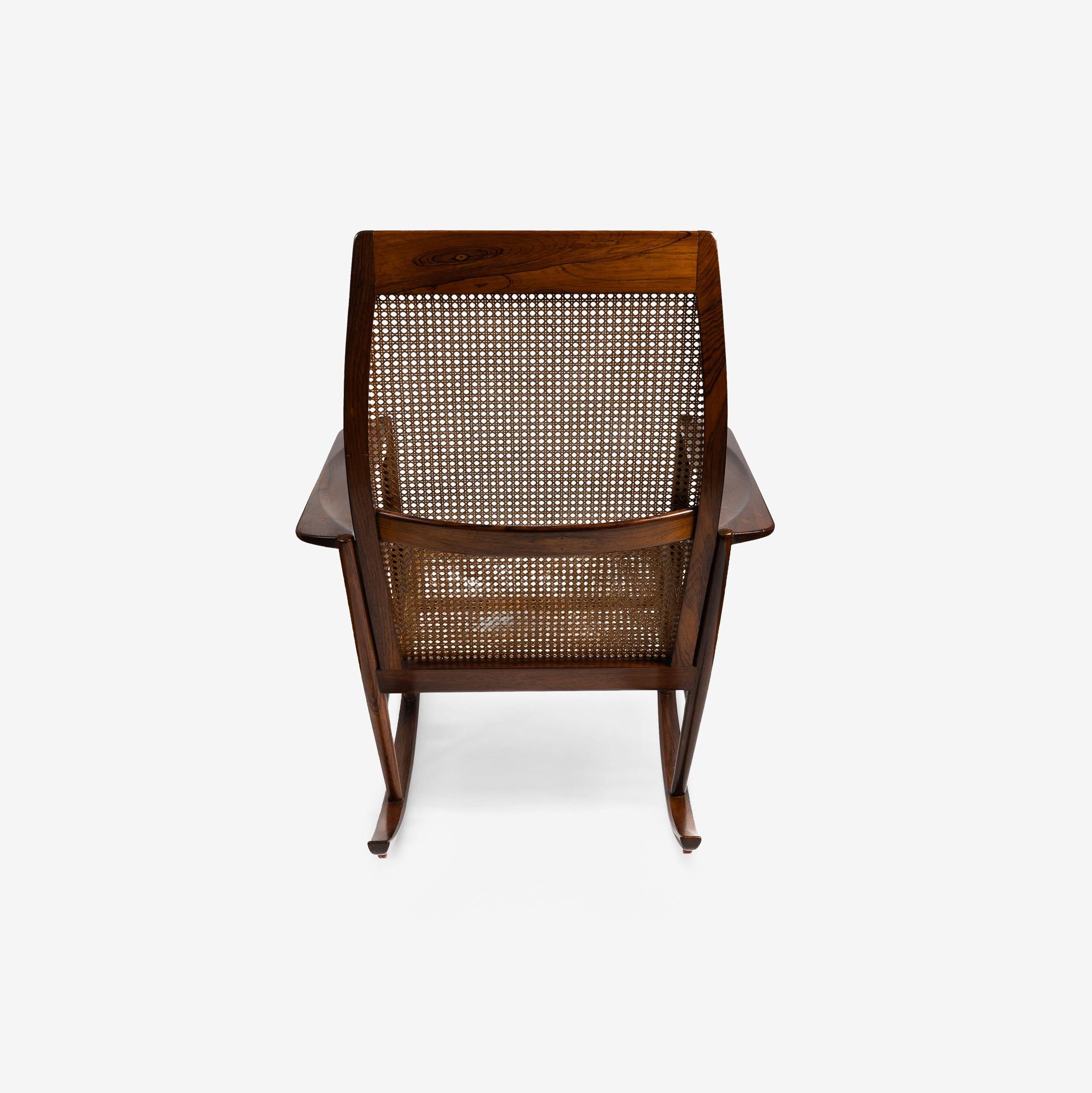 Mid-Century Modern Fauteuil à bascule de Joaquim Tenreiro, Brésil moderne du milieu du siècle, années 1950 en vente