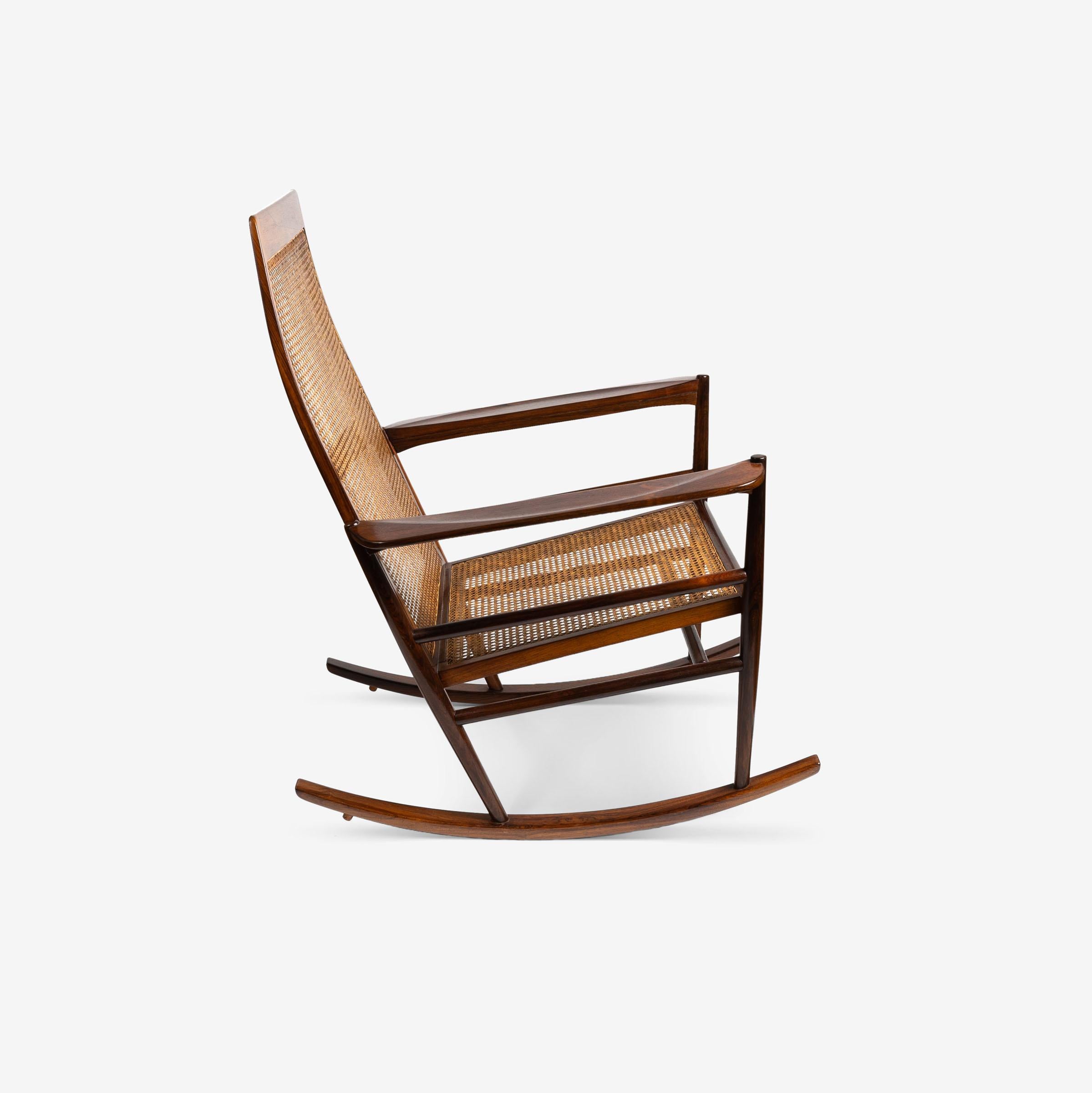Brésilien Fauteuil �à bascule de Joaquim Tenreiro, Brésil moderne du milieu du siècle, années 1950 en vente