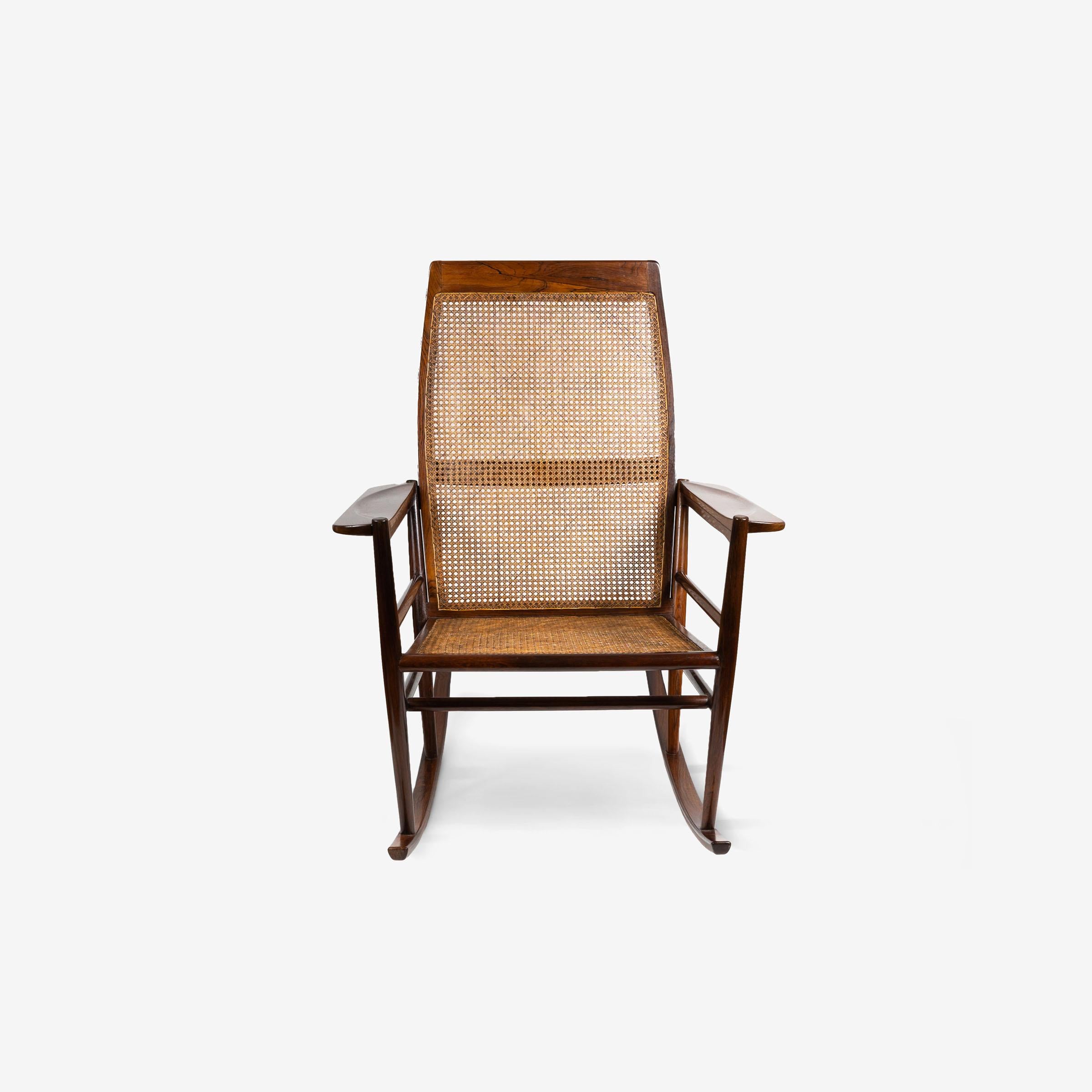 Fauteuil à bascule de Joaquim Tenreiro, Brésil moderne du milieu du siècle, années 1950 Bon état - En vente à West Hollywood, CA