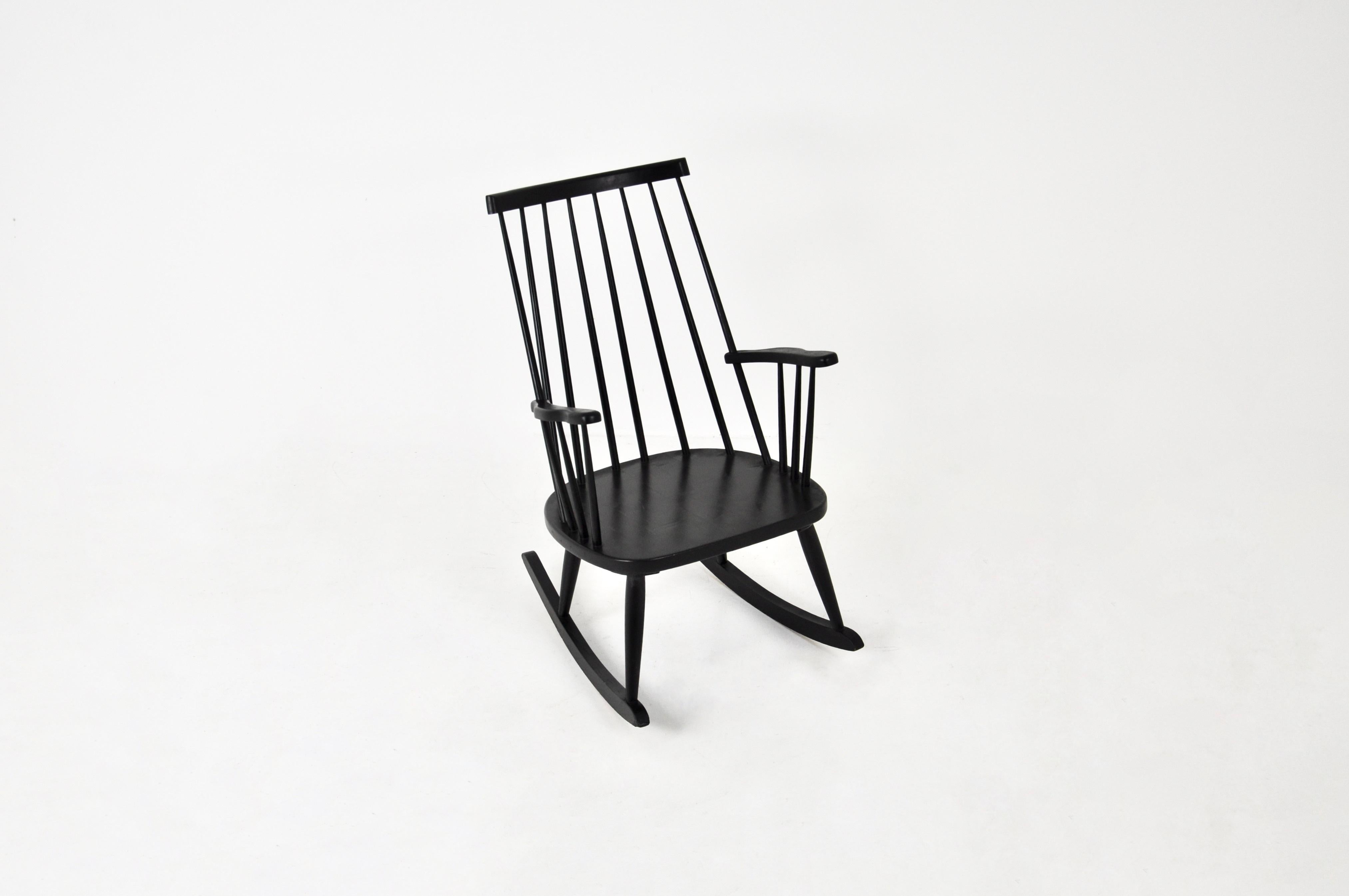 Wooden rocking chair in black color. Seat Height: 40 cm. Wear due time and age.
For shipping, request us for receive the best price.
       