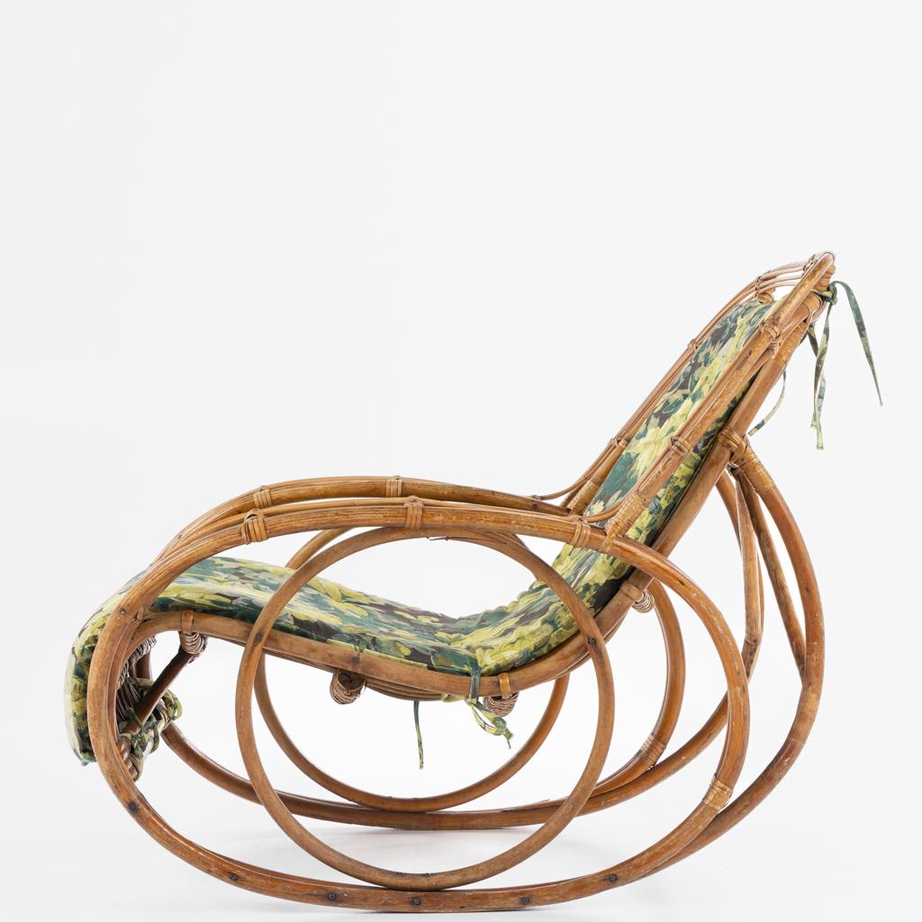 Sedia a dondolo in bambù con cuscino in Fontainebleau (colore: Maronnier) di Pierre Frey. R. Wengler
