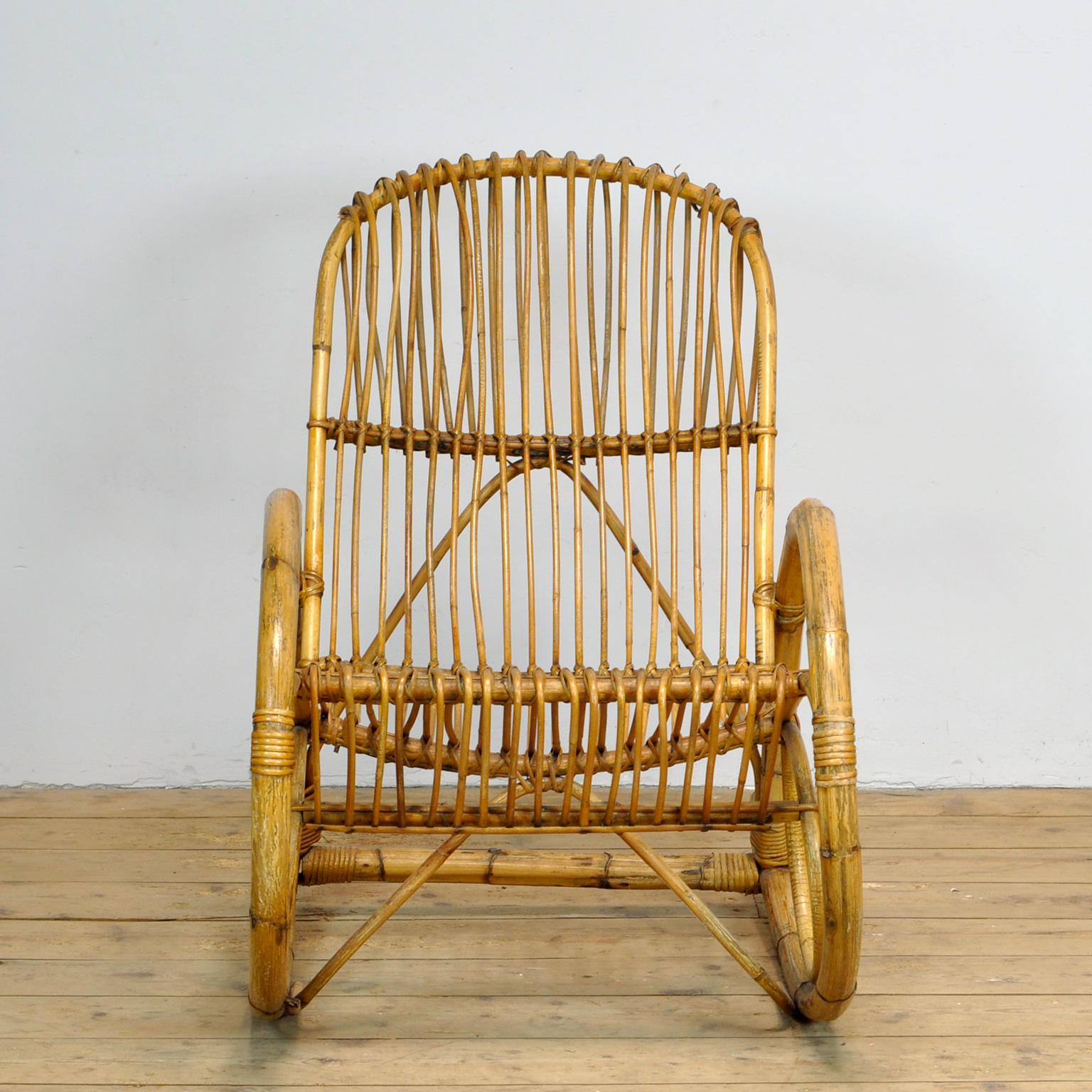Chaise à bascule en rotin fabriquée par Rohé Noordwolde dans les années 1960. La chaise a de belles formes rondes. Le caractère ouvert de cette chaise donne également un effet spatial.
