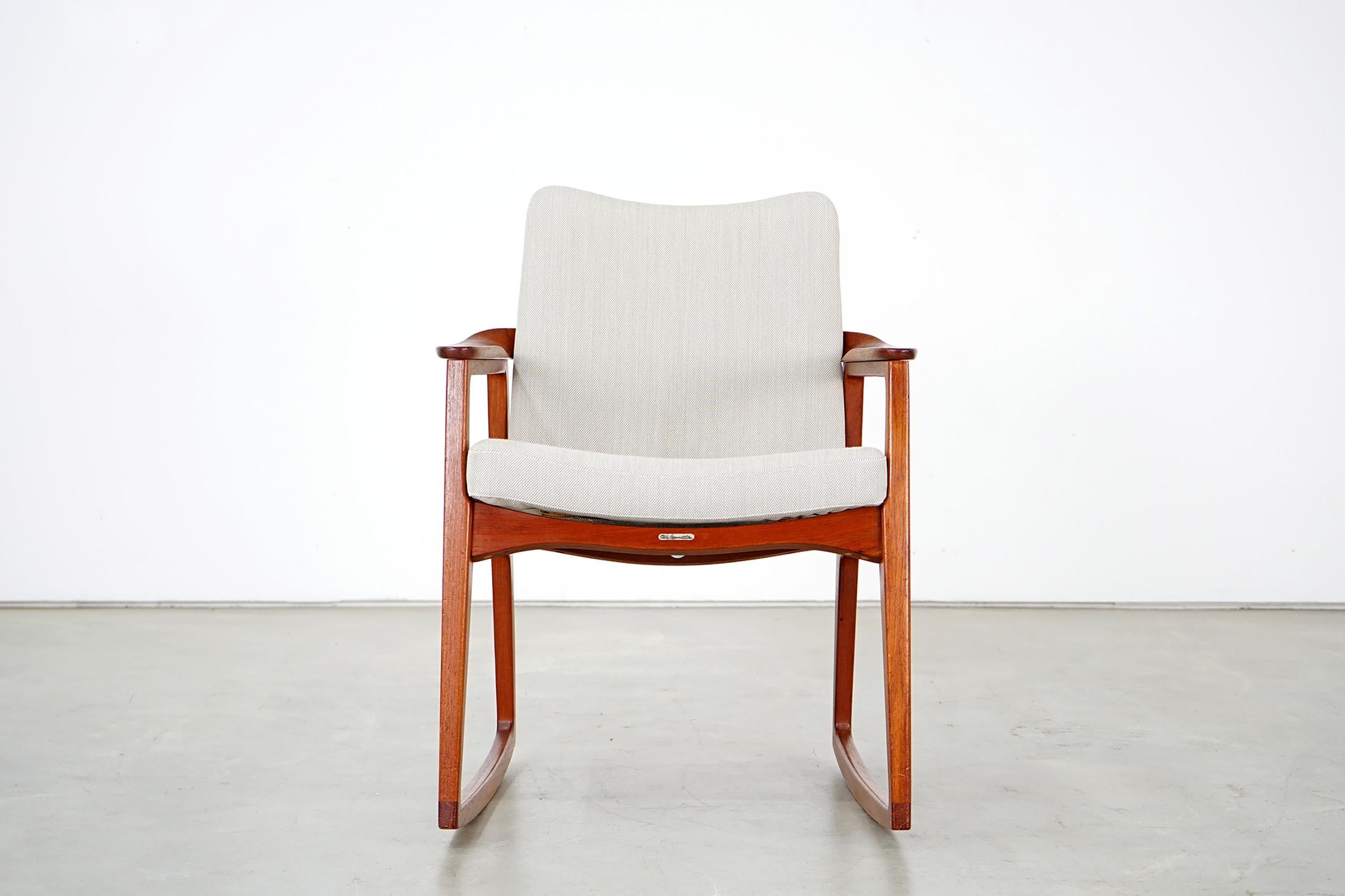 The design of the teak rocking chair created by Sigvard Bernadotte dates back to 1955. In his design work, Bernadotte often used tight and concentrated shapes, which is reflected in this model. The chair was first produced by the Danish manufacturer