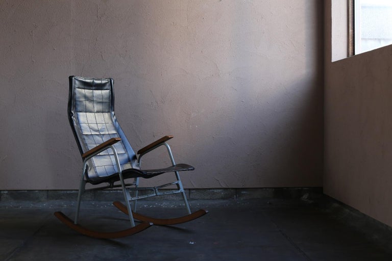 1966 Takeshi Nii Rocking Chair
Design : Takeshi Nii / Japan  
Size : W 580 D 875 H 1030 mm

Takeshi Nii's folding rocking chair.
You can see chairs with similar structures in the 70's catalog,
Since the shape of the head part and arm is