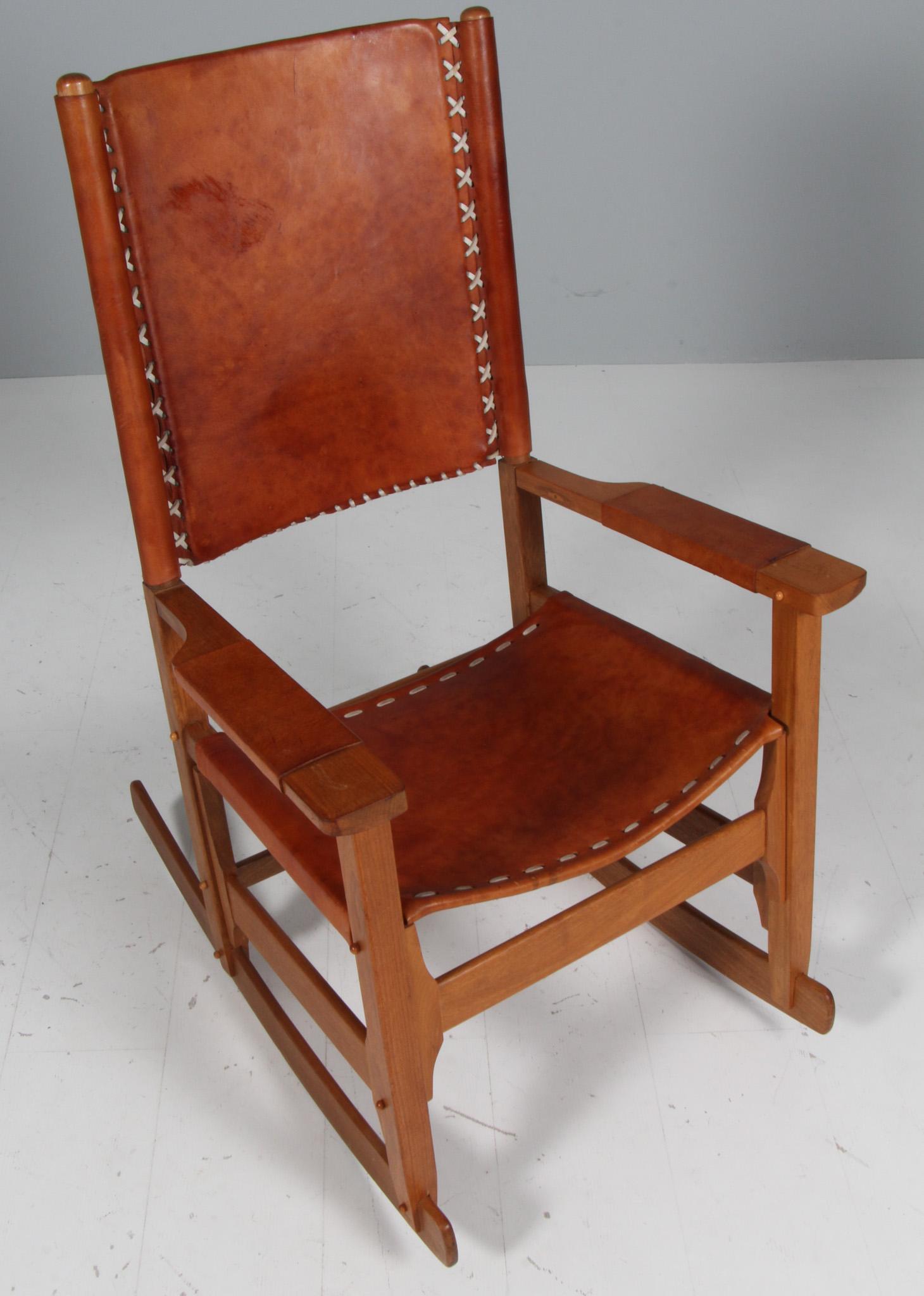 Sedia a dondolo di Werner Biermann per Arte Sano. 

Telaio in teak. Rivestito in pelle patinata.