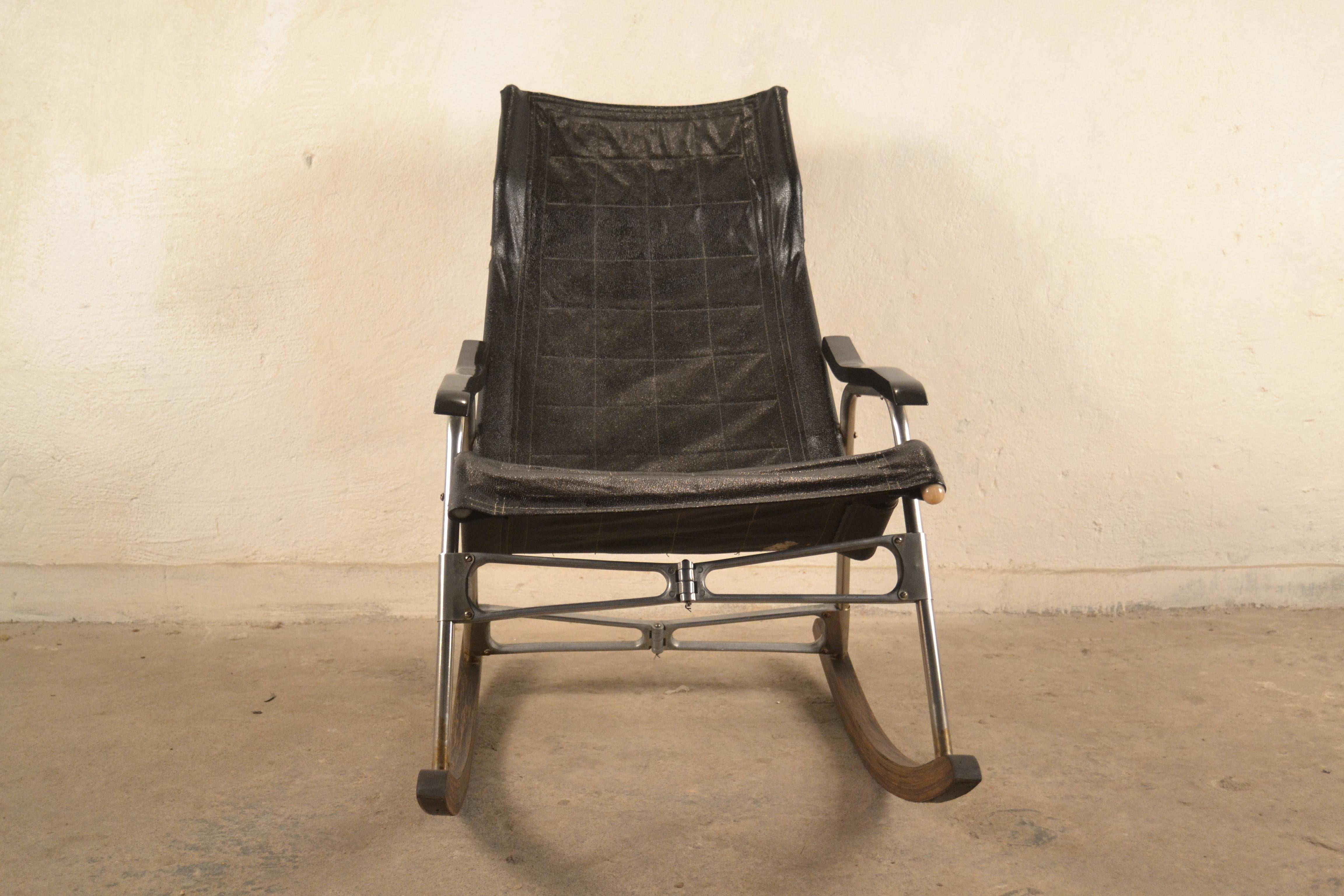 A rocking chair designed by Takeshi Nii from the 1960s fully original and without renovation. The chair can be folded. An attractive, timeless form.