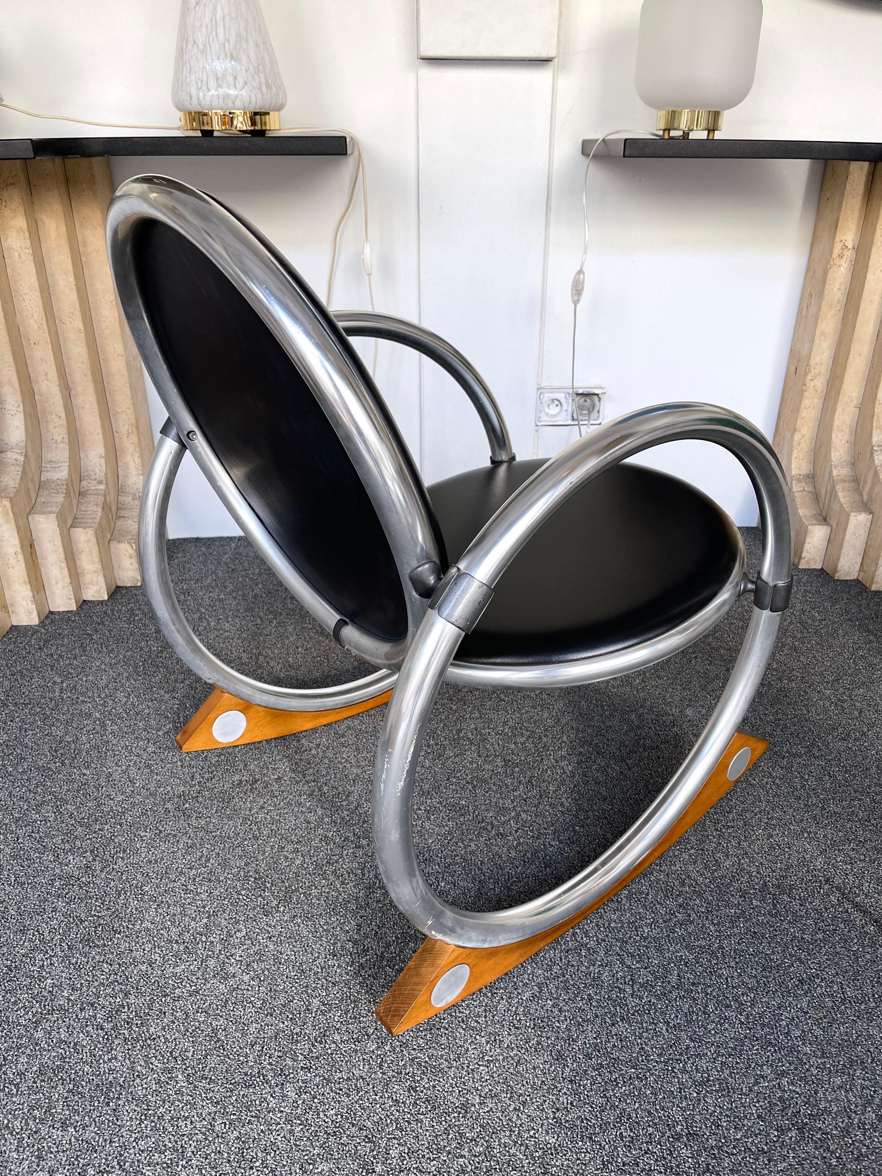 Poltrona o sedia a dondolo modello Dondolo in metallo, pelle e piedi in legno dell'iconico designer danese Verner Panton per la casa editrice italiana Ycami. Design famosi come Gio Ponti, Gianfranco Frattini, Cassina, Osvaldo Borsani, Carlo Colombo,