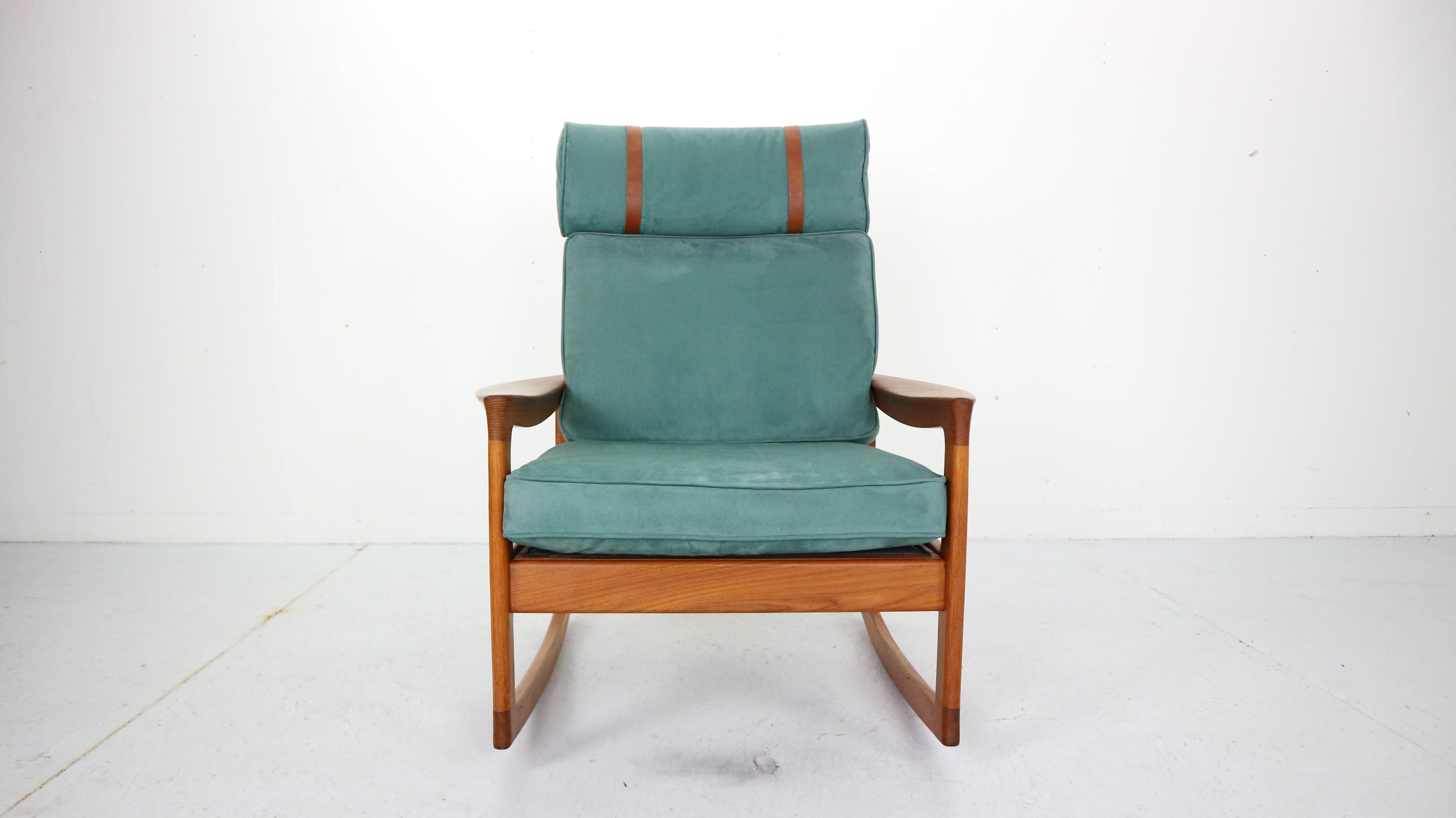 Rocking Chair & Footstool in Blue Velvet by Ole Wanscher and Komfort, 1960s In Good Condition In The Hague, NL