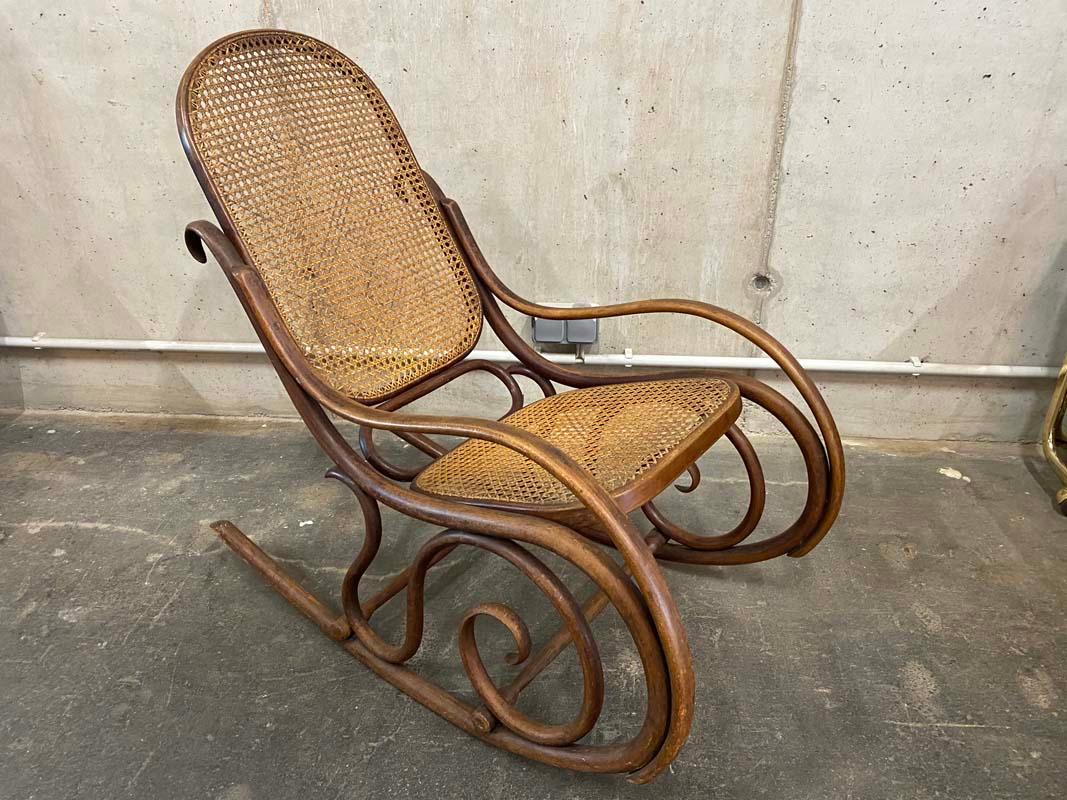 Great antique Thonet bentwood rocking chair with well preserved Viennese wicker seat. A design classic that should not be missing in any home!

The chair has its age according to signs of use. But the wickerwork is well preserved (see photos).