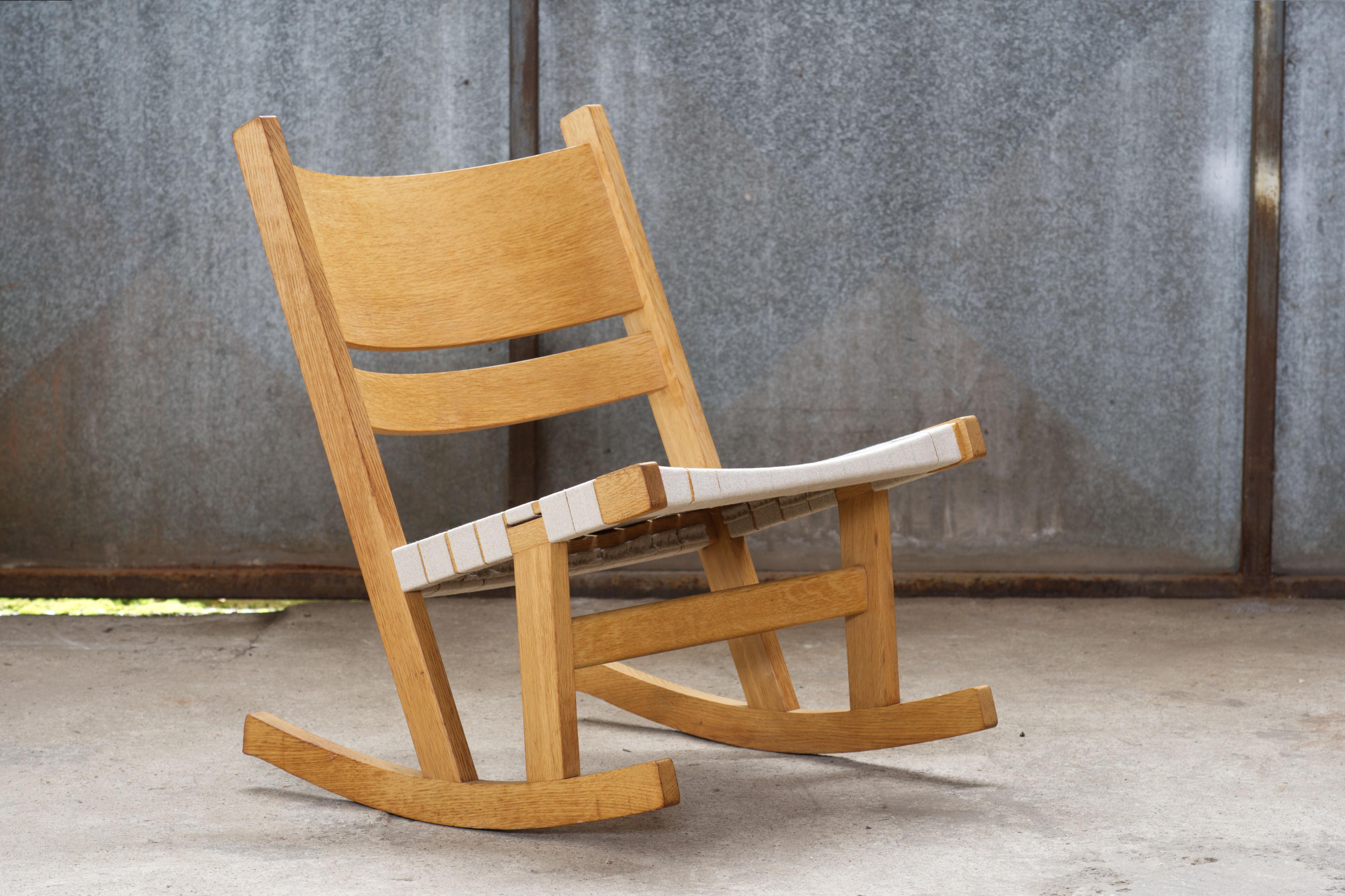 A very rare oak rocking chair with a natural canvas woven webbing seat. Manufactured in limited quantities by Getama in the 1970s. A timeless design by Hans Wegner combining simple and elegant lines and construction methods.

A useful and