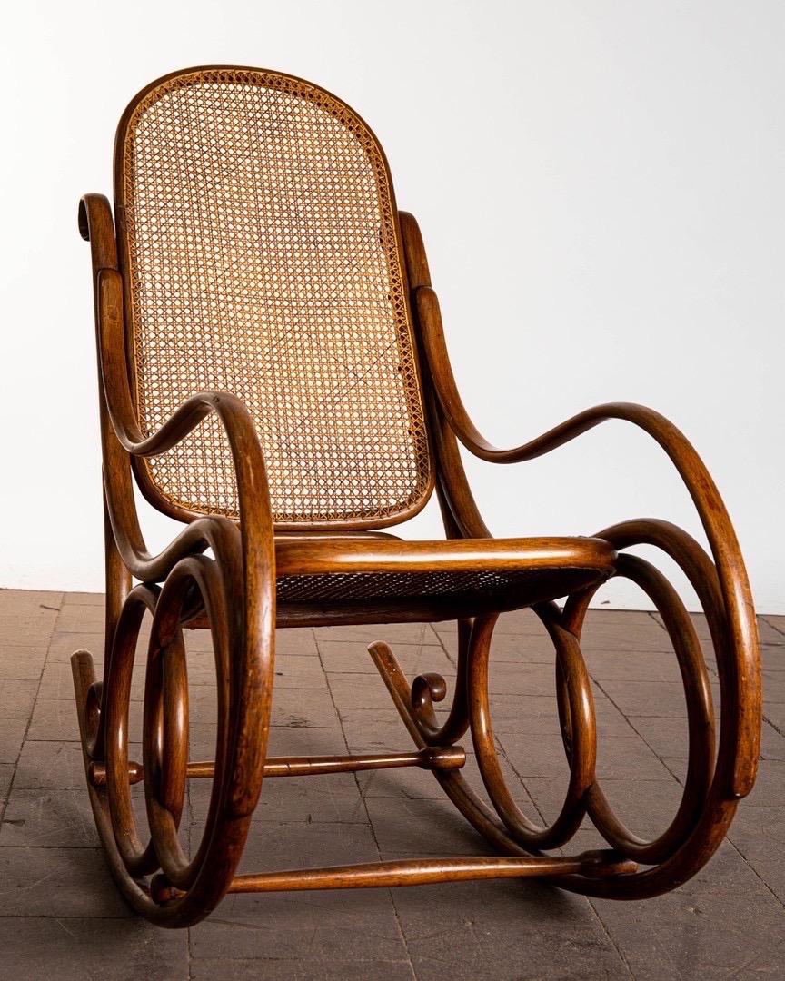 Michael Thonet to Thonet, rocking chair, Bugolz, Viennese mesh, around 1900. Rocking chair in bentwood with curved armrests, and backrest and seat in Viennese wicker. 

Additional information: 
Material: Bentwood
Dimensions: W 52 x D 11 x H 105