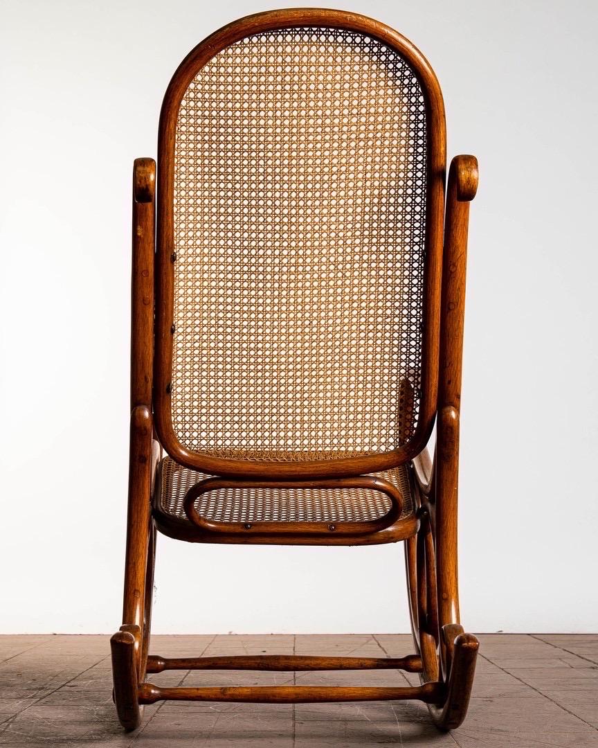 Vienna Secession Rocking Chair In Bentwood with Curved Armrests by Michael Thonet, Vienna, 1900 For Sale