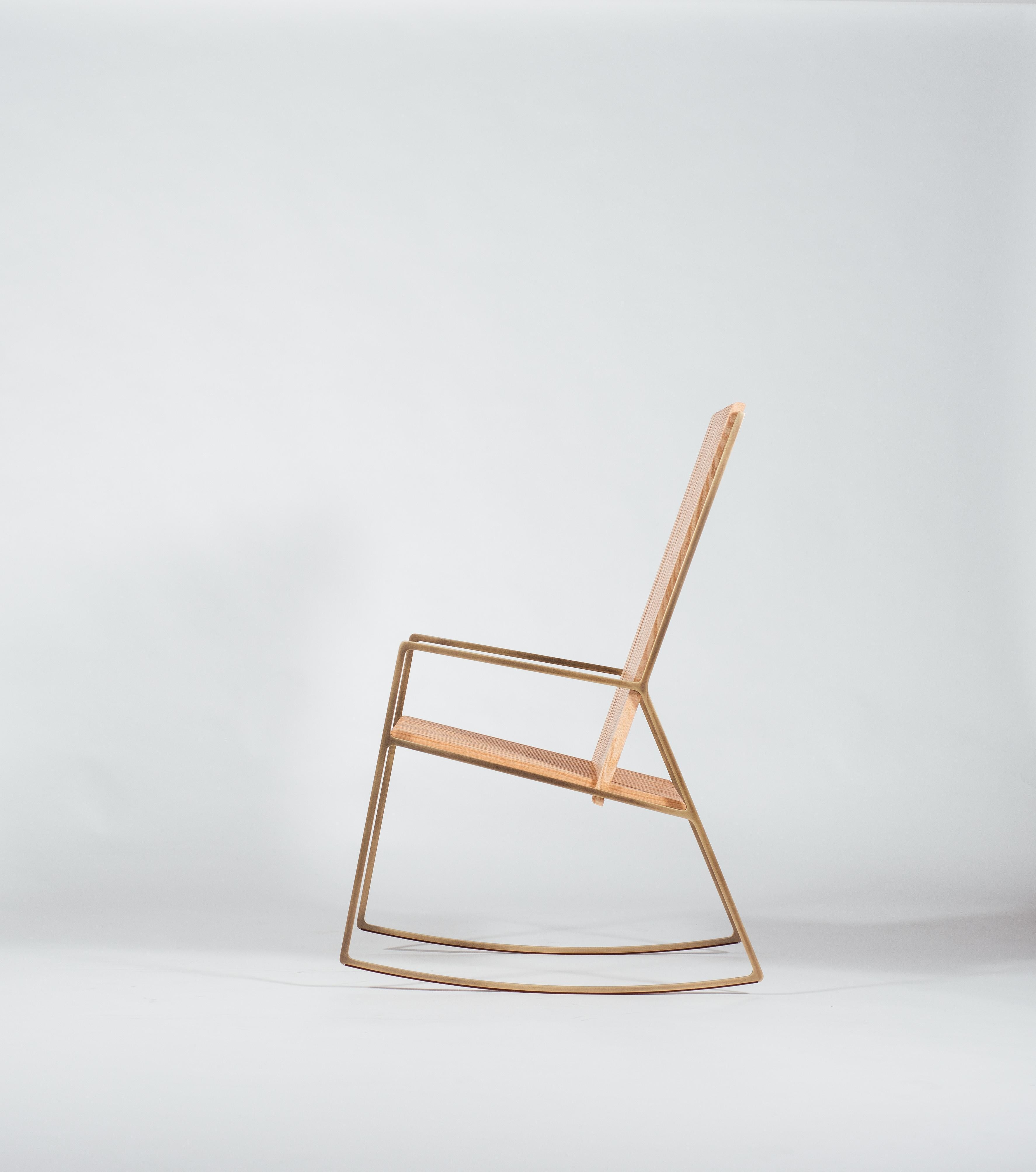 Rocking Chair aus lasergeschnittenem, messingbeschichtetem Stahl und Eichenholzlatten (Moderne) im Angebot