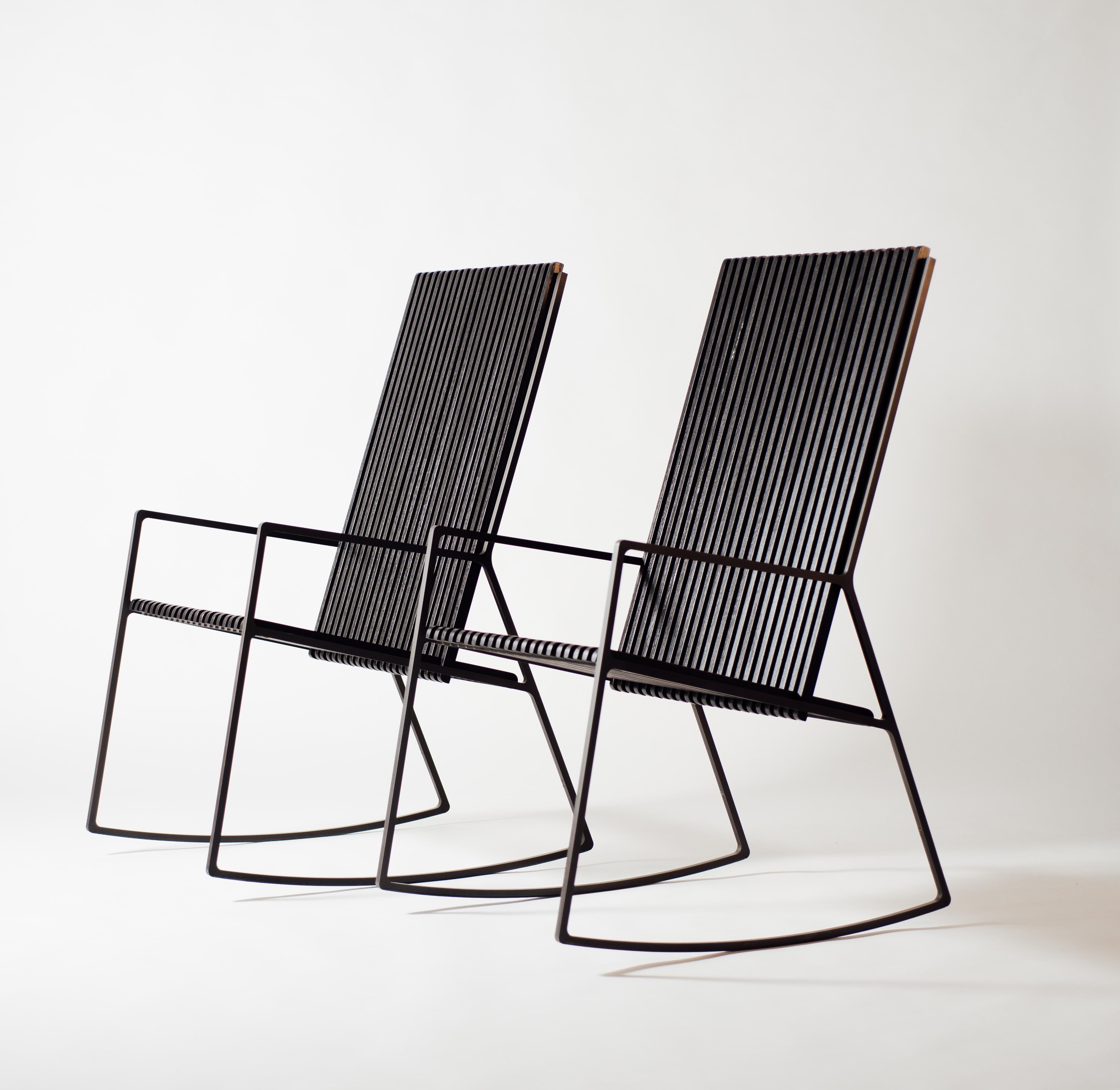 Moderne Chaise à bascule en acier noirci découpé au laser et lattes de chêne noir en vente