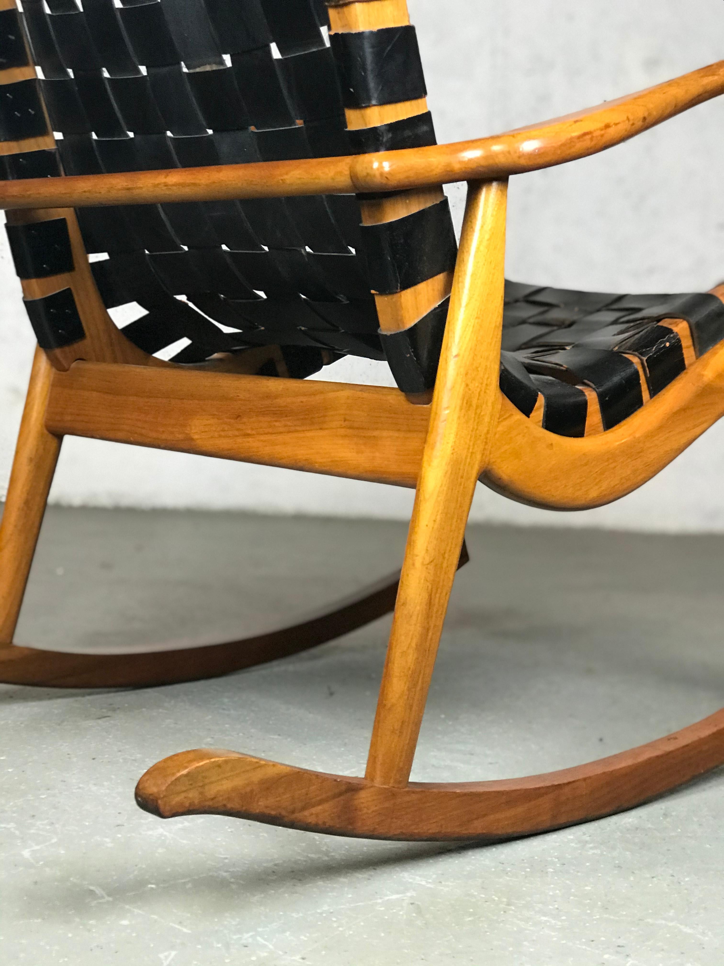 Chaise à bascule moderne du milieu du siècle dernier en cuir et noyer de Mel Smilow Abîmé à Framingham, MA