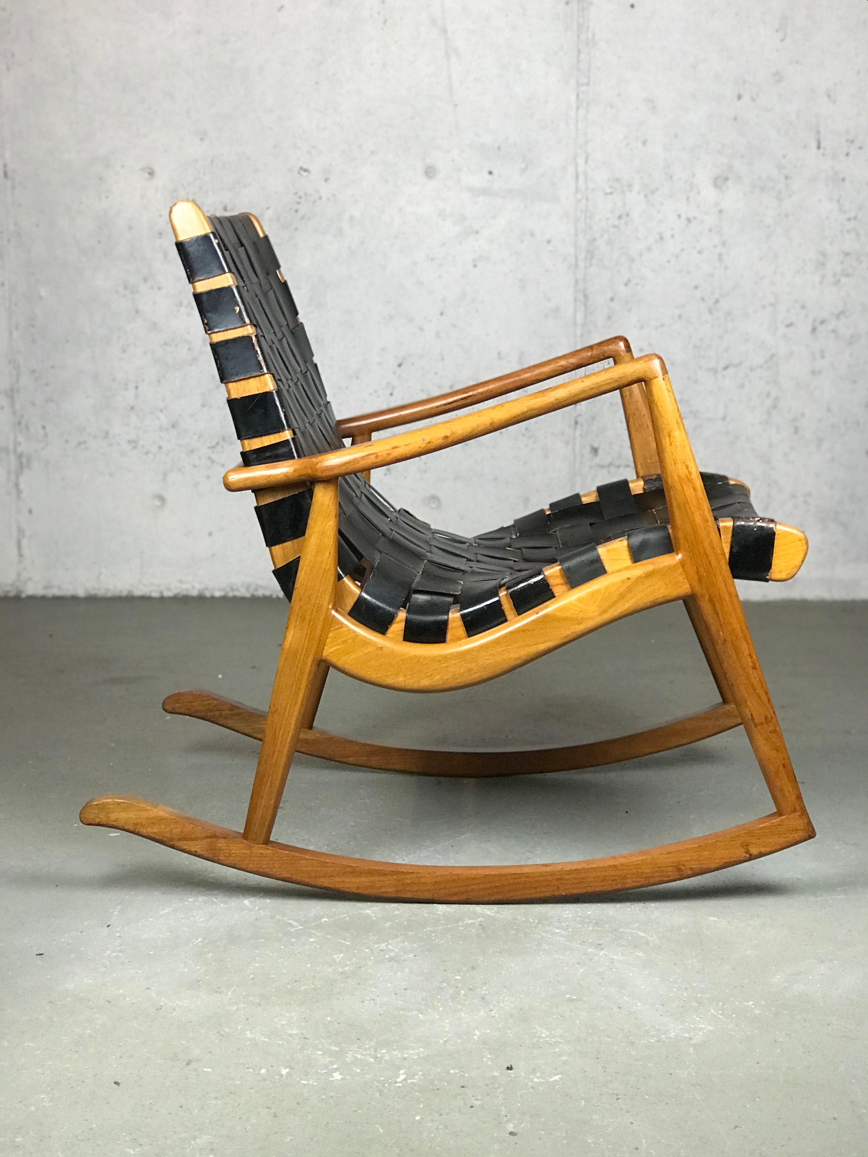 Milieu du XXe siècle Chaise à bascule moderne du milieu du siècle dernier en cuir et noyer de Mel Smilow
