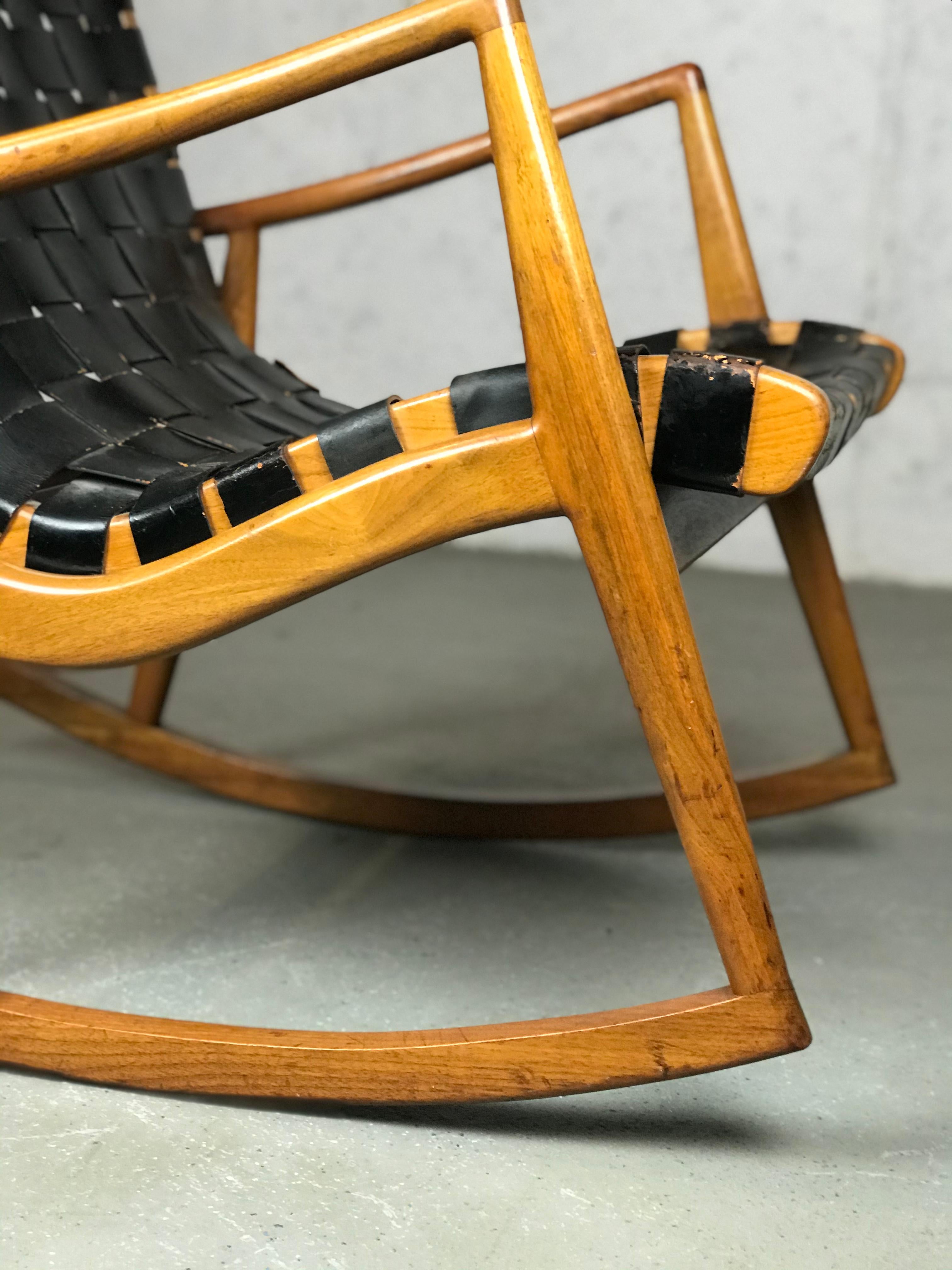 Cuir Chaise à bascule moderne du milieu du siècle dernier en cuir et noyer de Mel Smilow