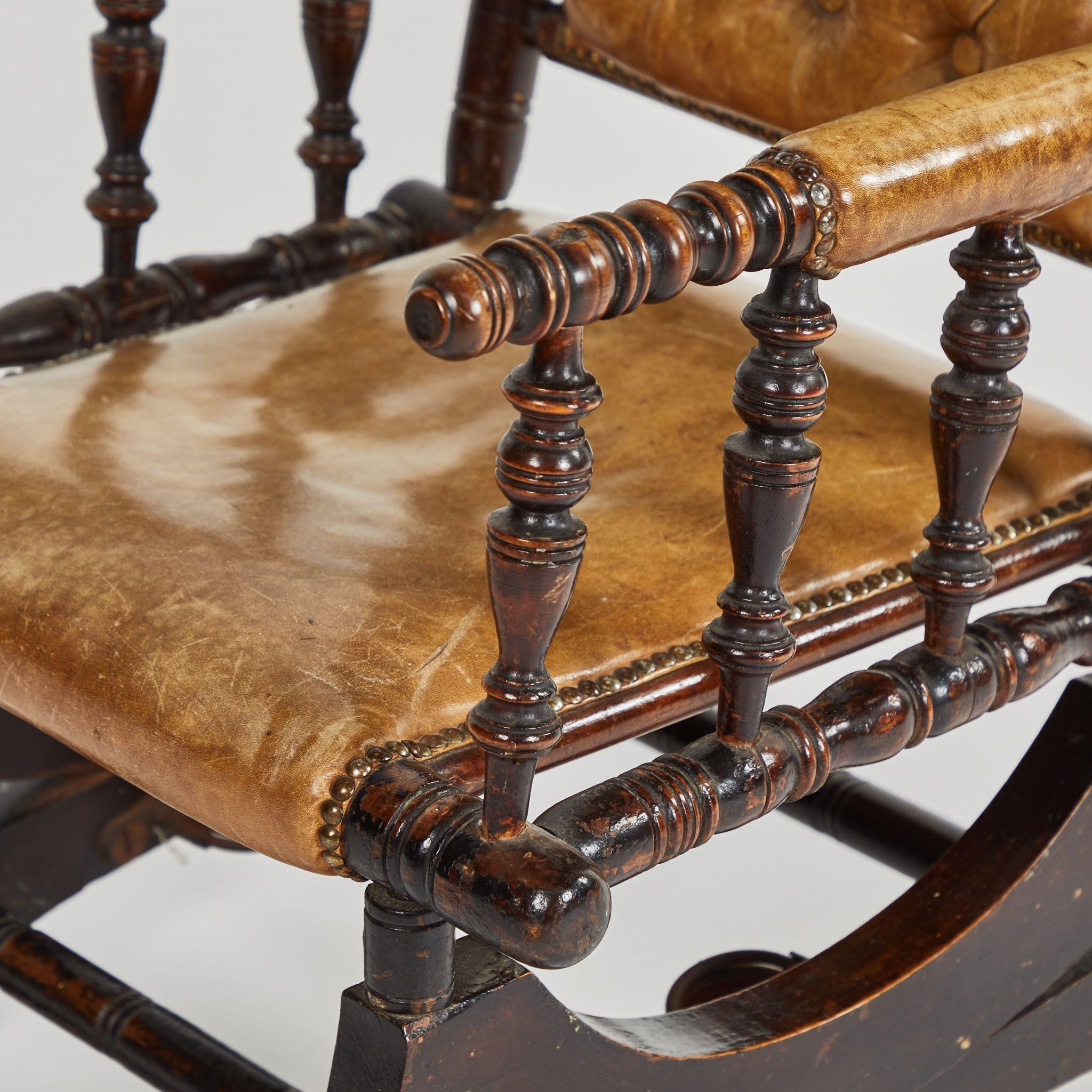 Rocking Chair aus Mahagoni mit getufteter Lederpolsterung (Spätviktorianisch) im Angebot