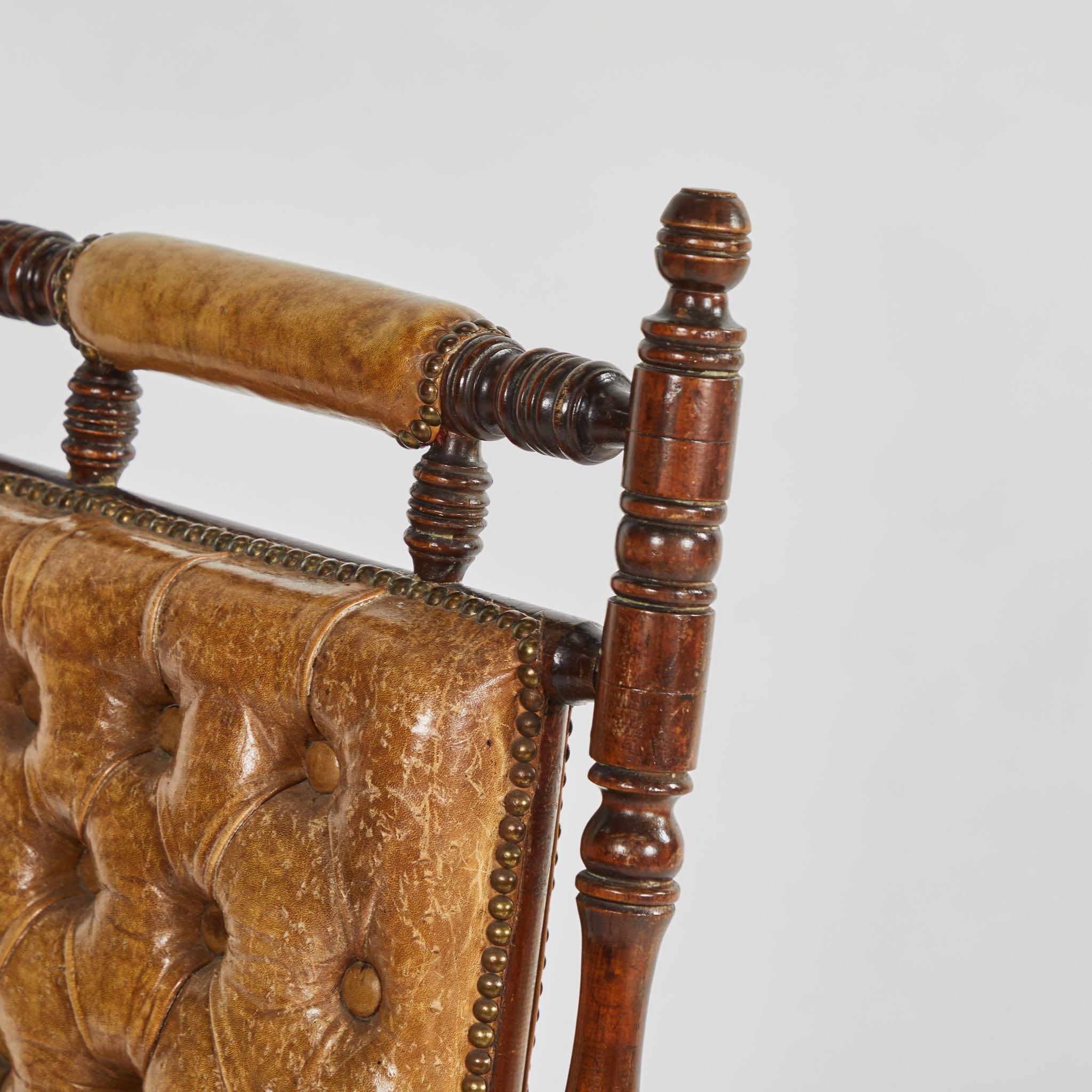 Rocking Chair aus Mahagoni mit getufteter Lederpolsterung (Englisch) im Angebot