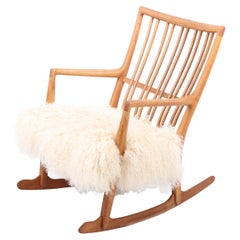 Chaise à bascule en chêne et peau de mouton de Hans Wegner, années 1950