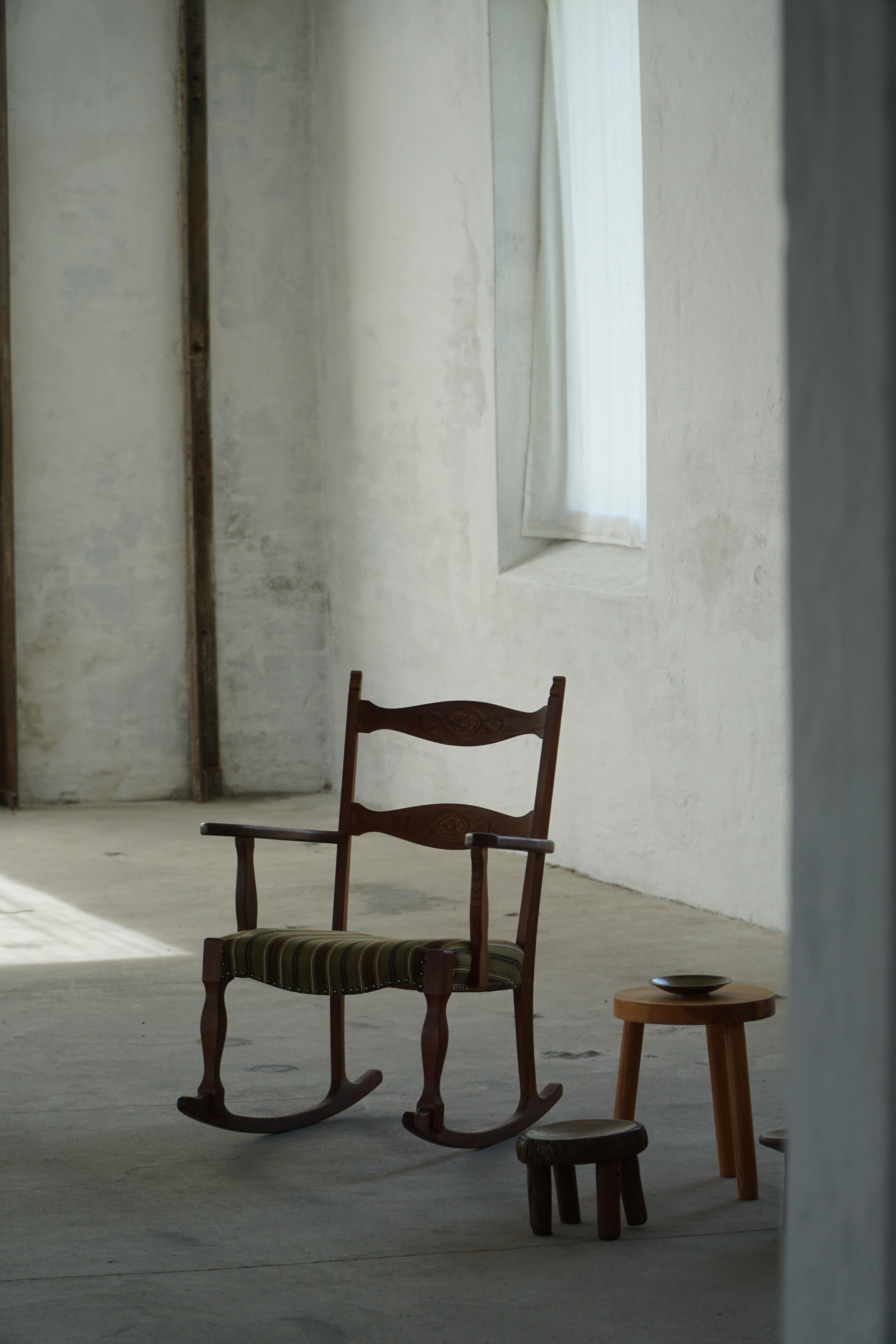 Fait main Chaise à bascule en Oak, modernité danoise du milieu du siècle, Henning Kjærnulf, 1960s en vente