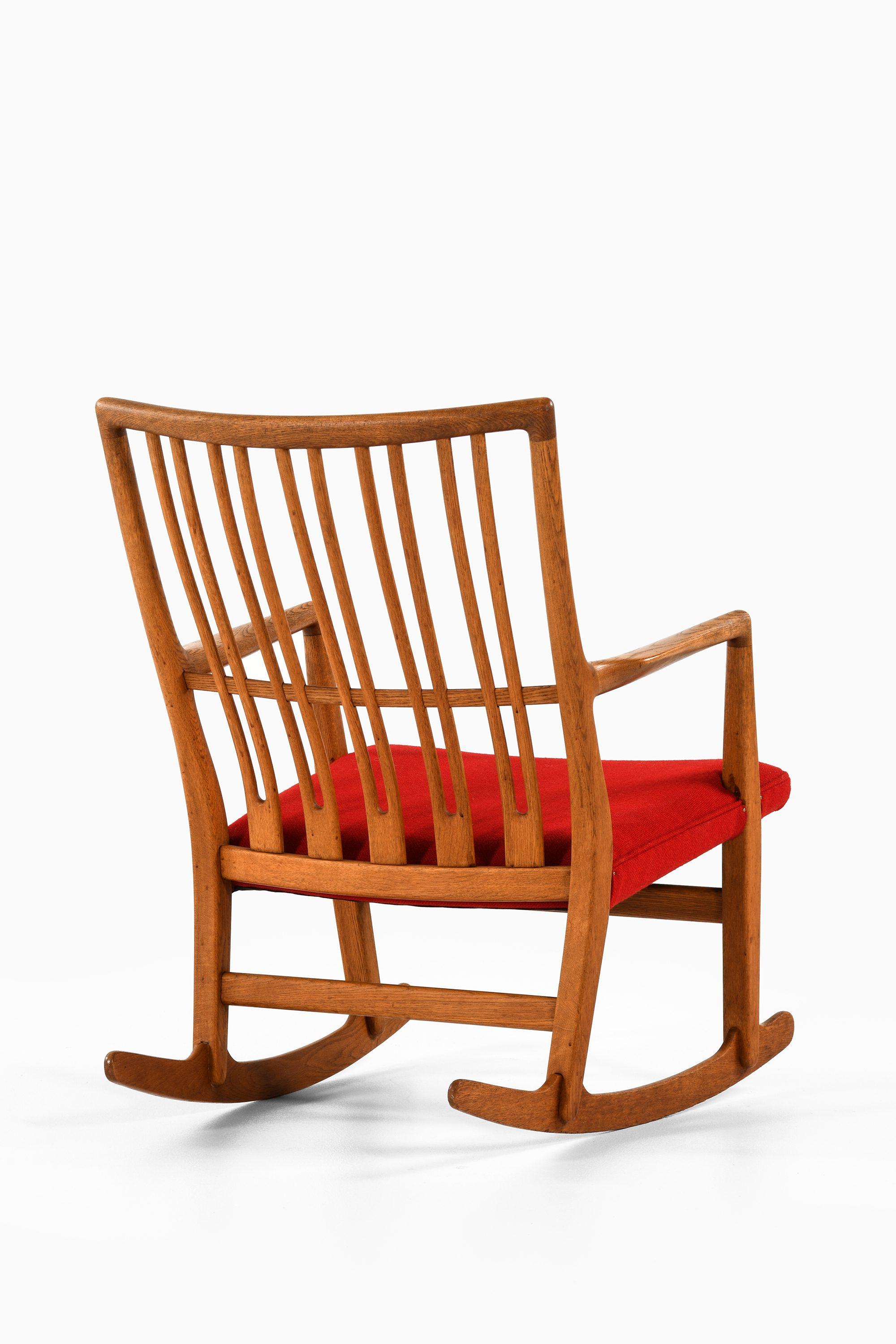 Scandinavian Modern Rocking Chair in Oak with Wool Fabric by Hans Wegner, 1950's For Sale