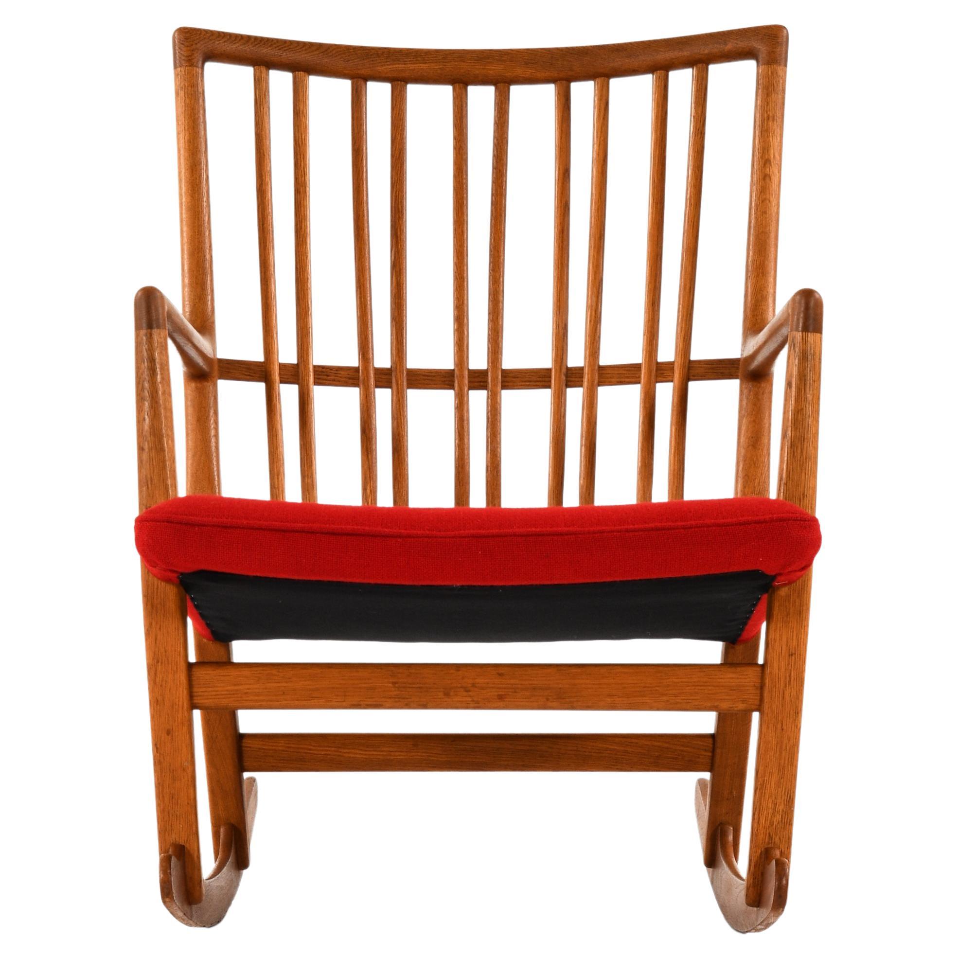 Chaise à bascule en chêne avec tissu de laine de Hans Wegner, années 1950 en vente