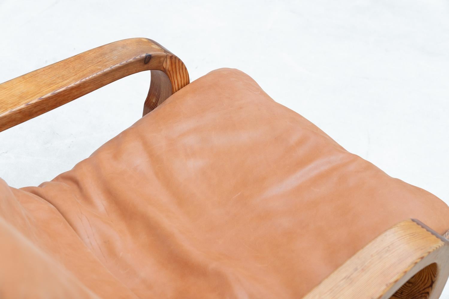 Rocking chair in pine and leather, France 1970s For Sale 7