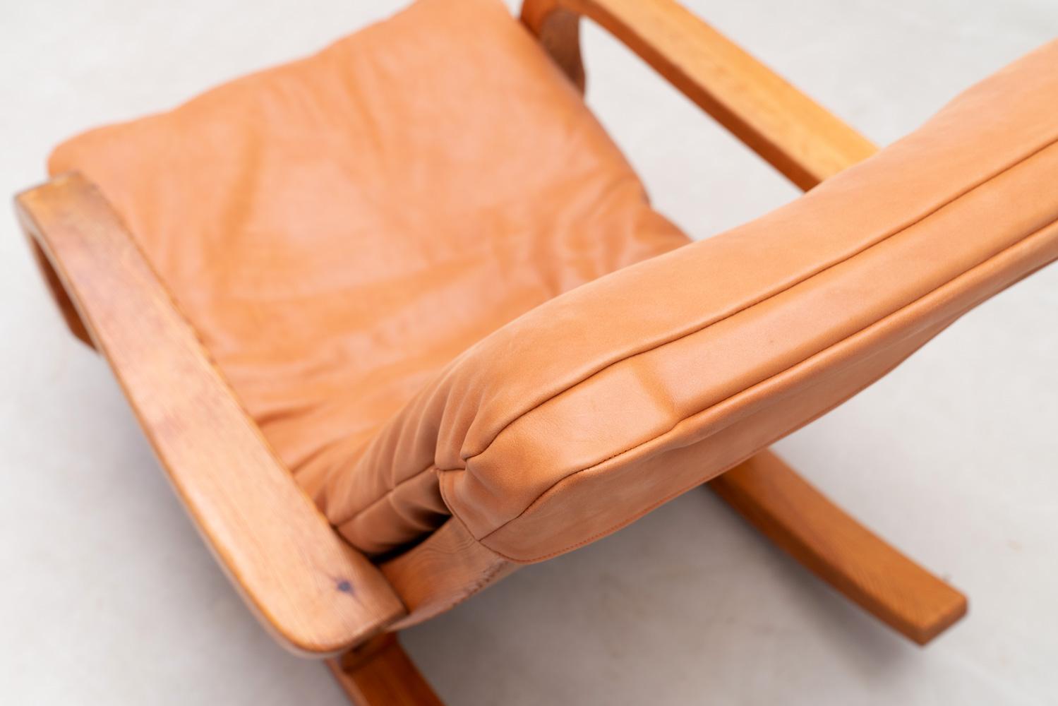Rocking chair in pine and leather, France 1970s For Sale 8