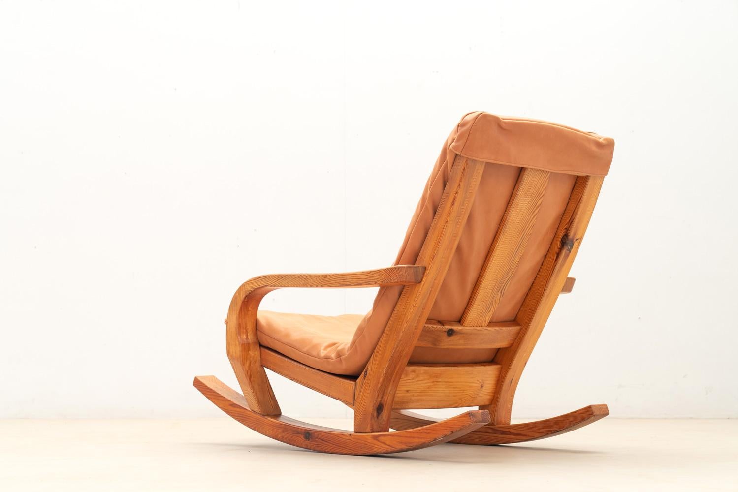 Rocking chair in pine and leather, France 1970s For Sale 11