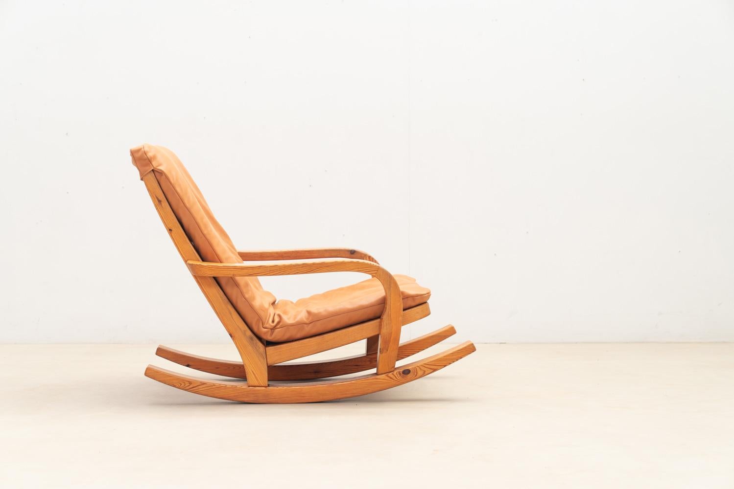 French Rocking chair in pine and leather, France 1970s For Sale