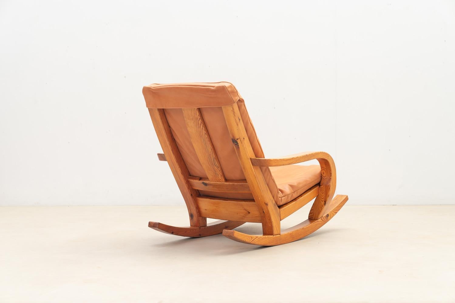 Rocking chair in pine and leather, France 1970s In Good Condition For Sale In Brussels, BE