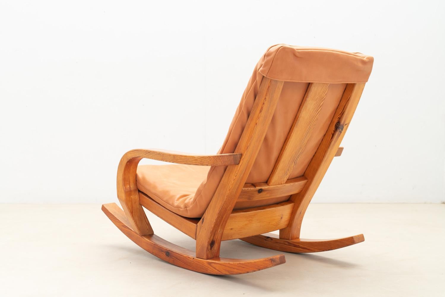 Late 20th Century Rocking chair in pine and leather, France 1970s For Sale