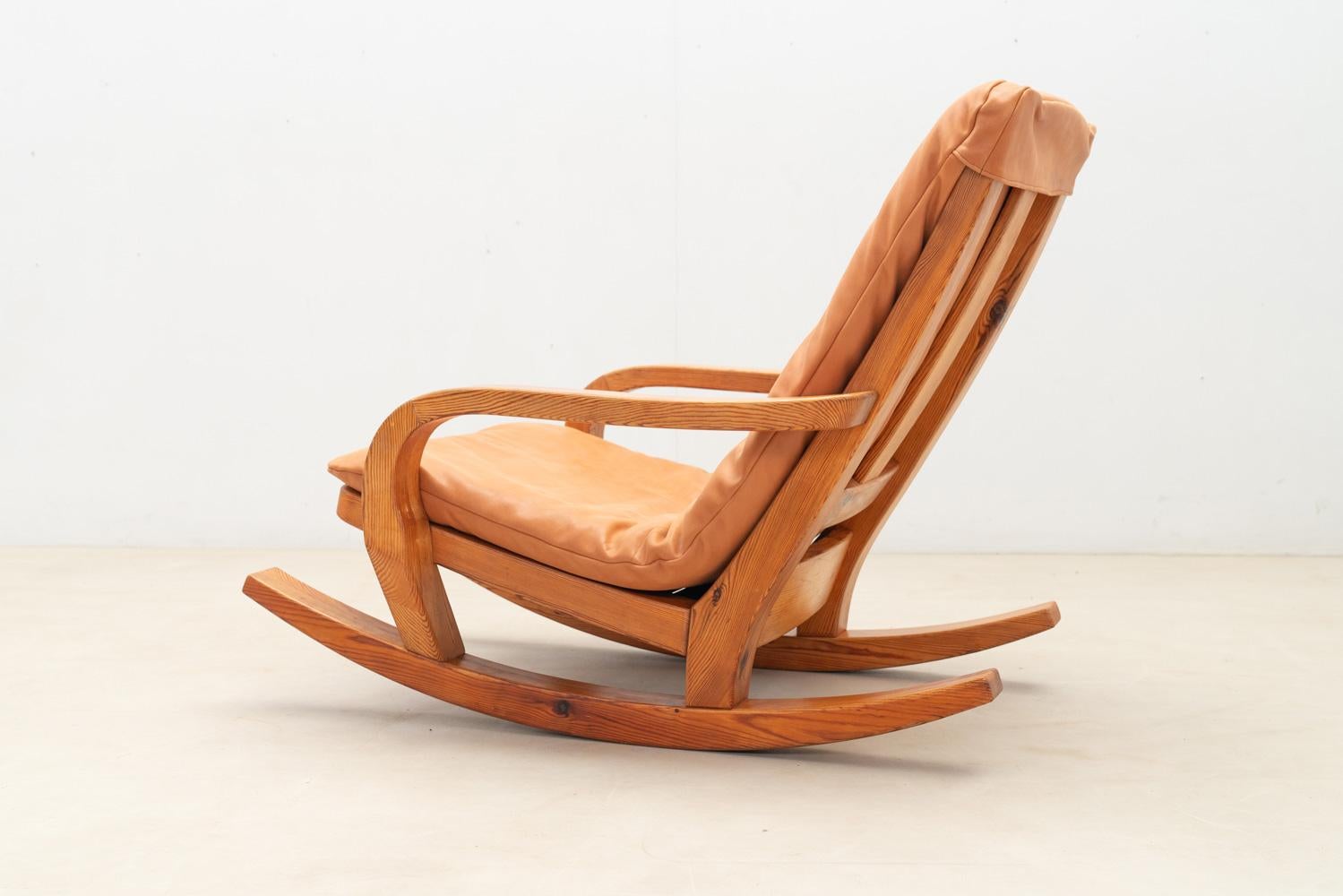 Leather Rocking chair in pine and leather, France 1970s For Sale