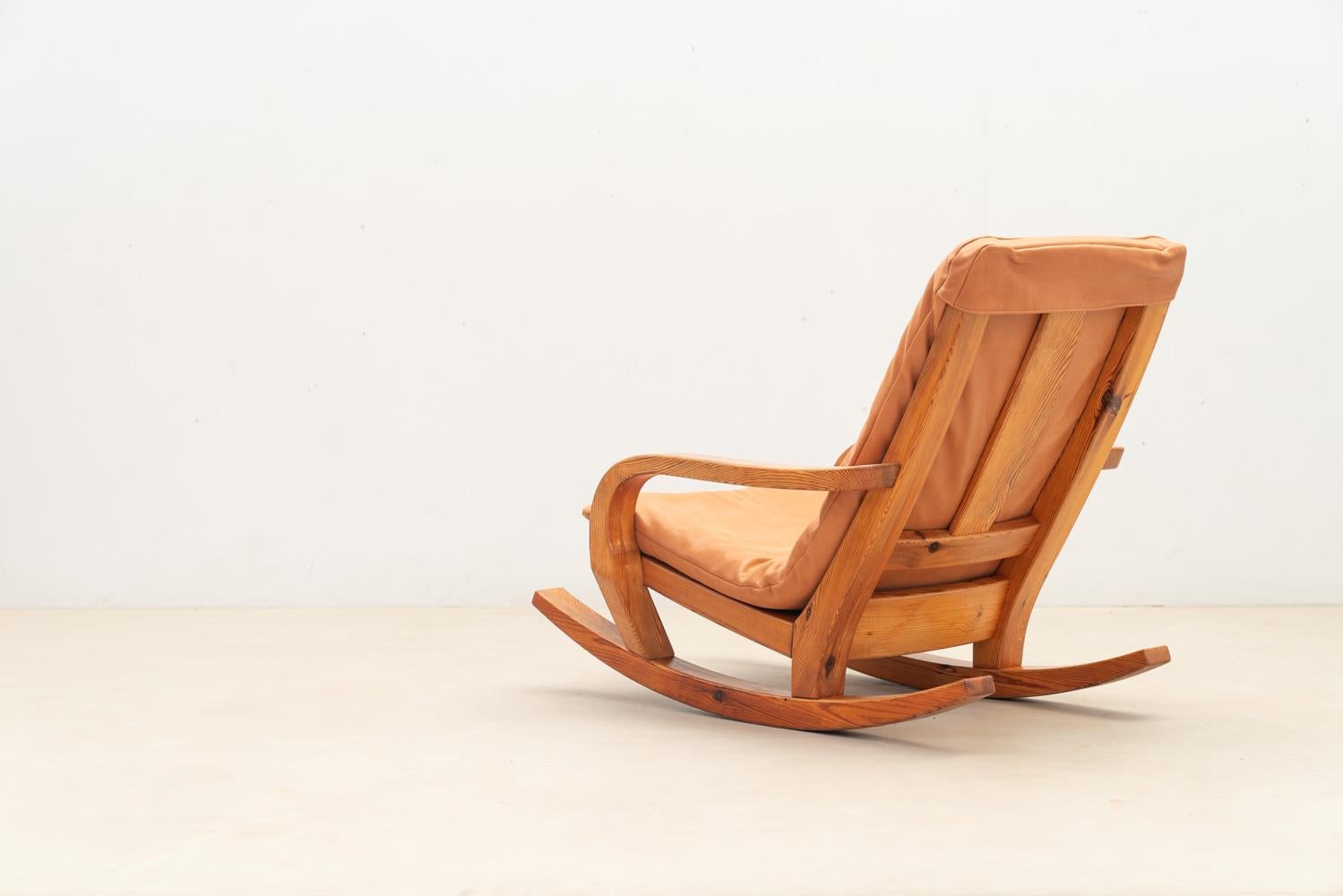 Rocking chair in pine and leather, France 1970s For Sale 1
