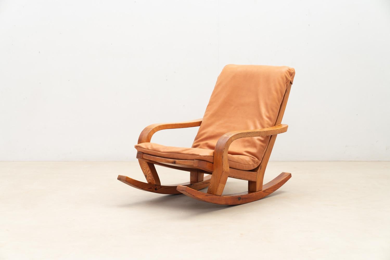 Rocking chair in pine and leather, France 1970s For Sale 2