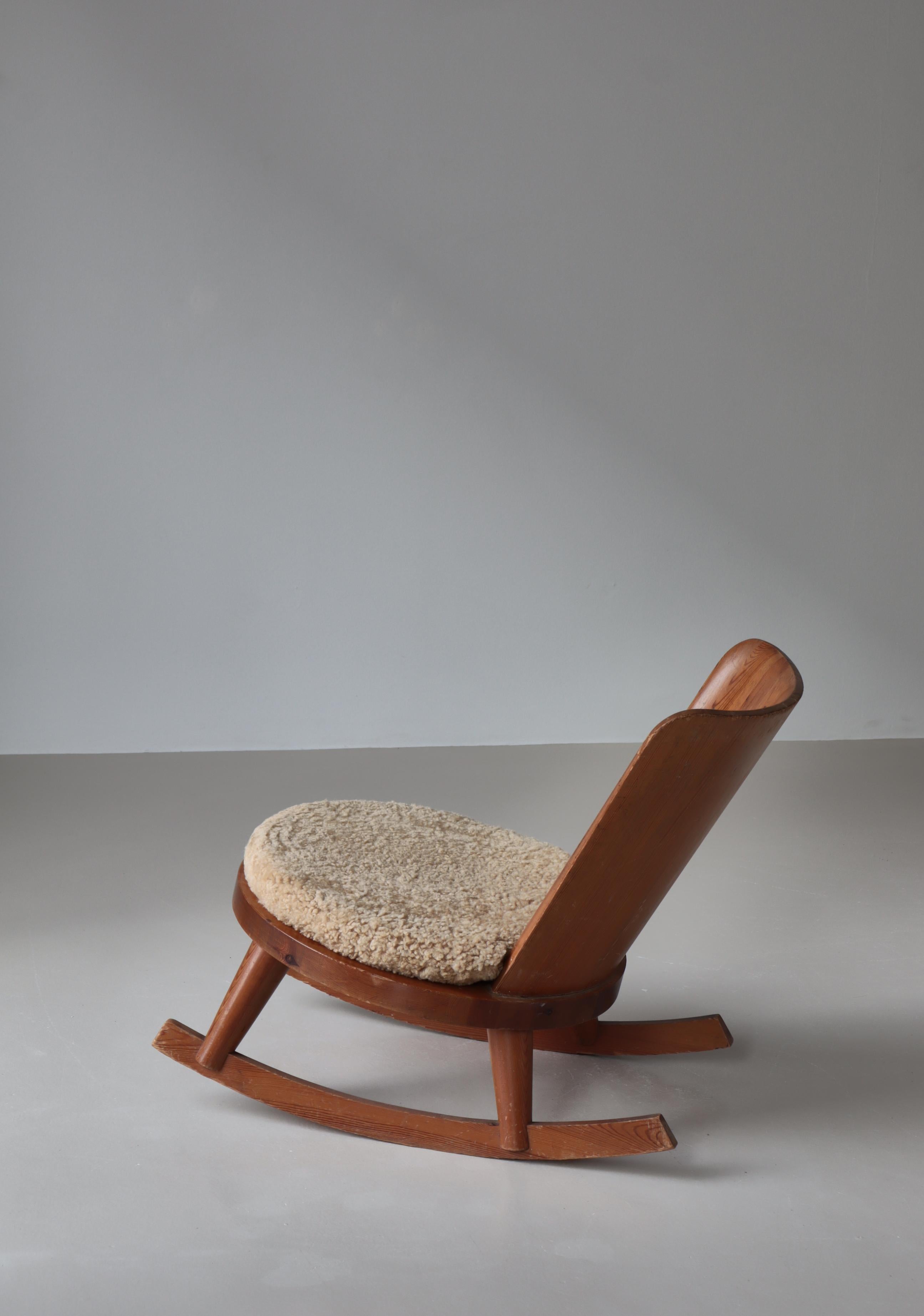 Chaise à bascule en pin et peau de mouton par Göran Malmvall, The Modernity suédois, années 1930 en vente 3