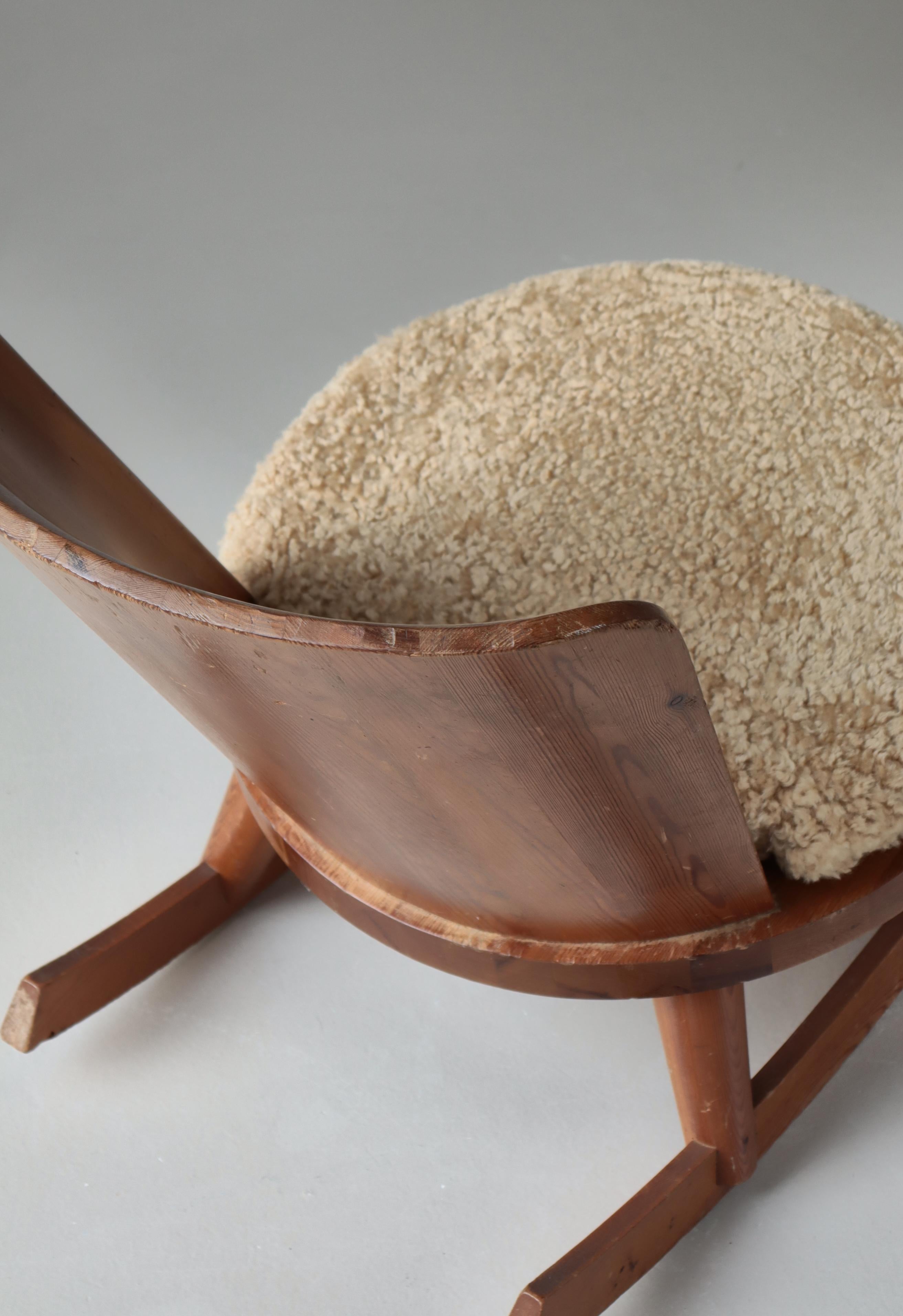 Chaise à bascule en pin et peau de mouton par Göran Malmvall, The Modernity suédois, années 1930 en vente 5