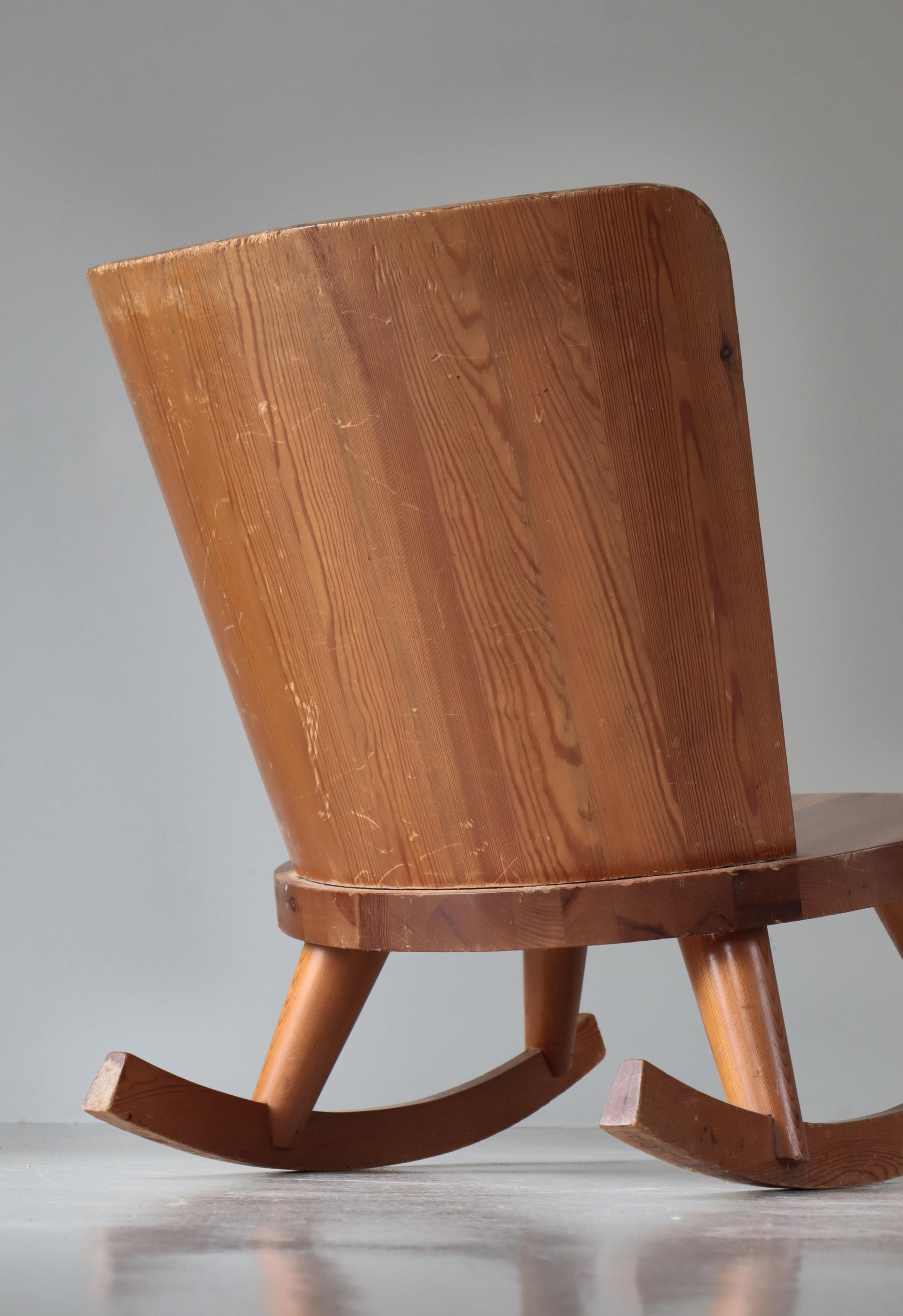Chaise à bascule en pin et peau de mouton par Göran Malmvall, The Modernity suédois, années 1930 en vente 6