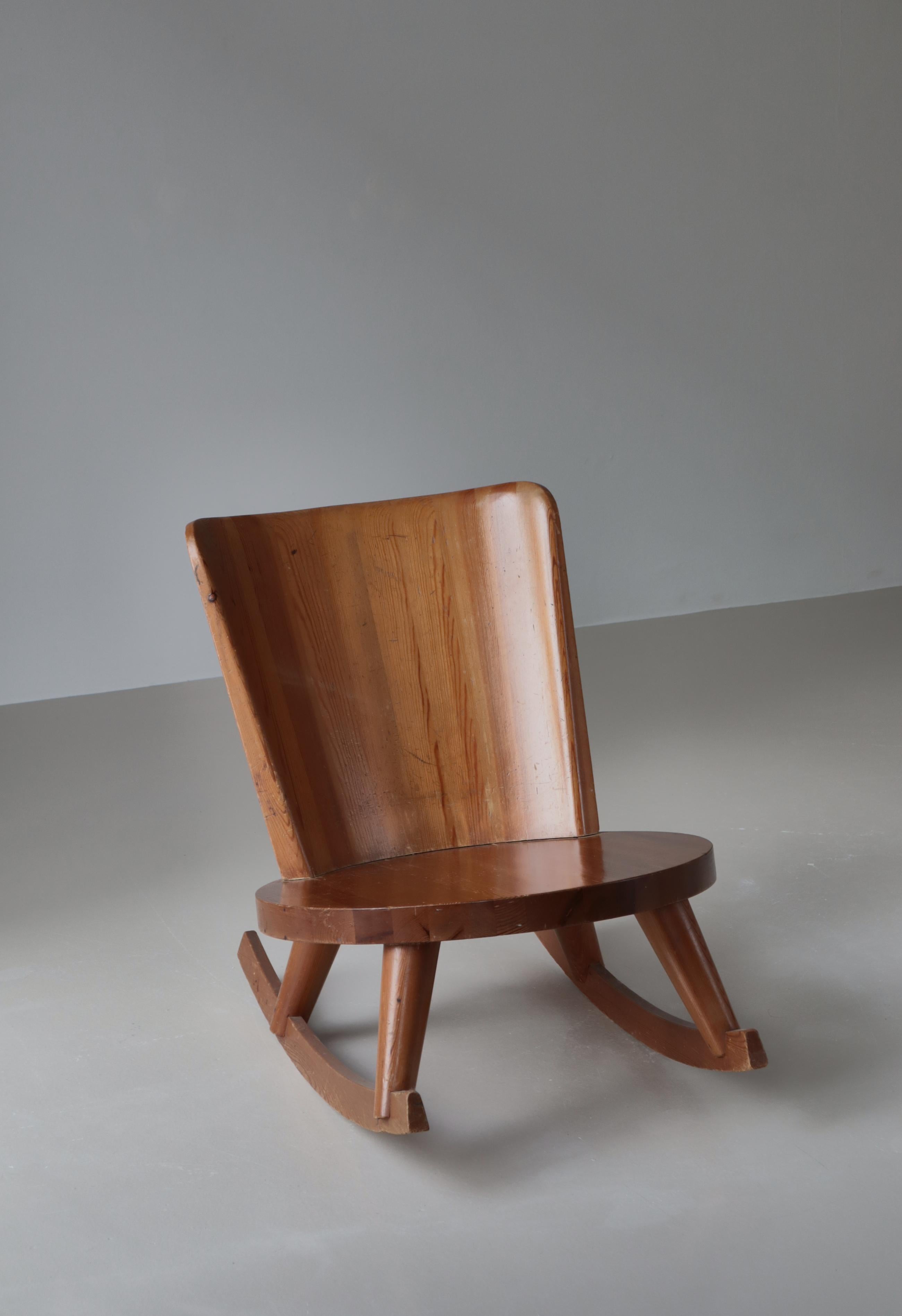 Chaise à bascule en pin et peau de mouton par Göran Malmvall, The Modernity suédois, années 1930 en vente 10